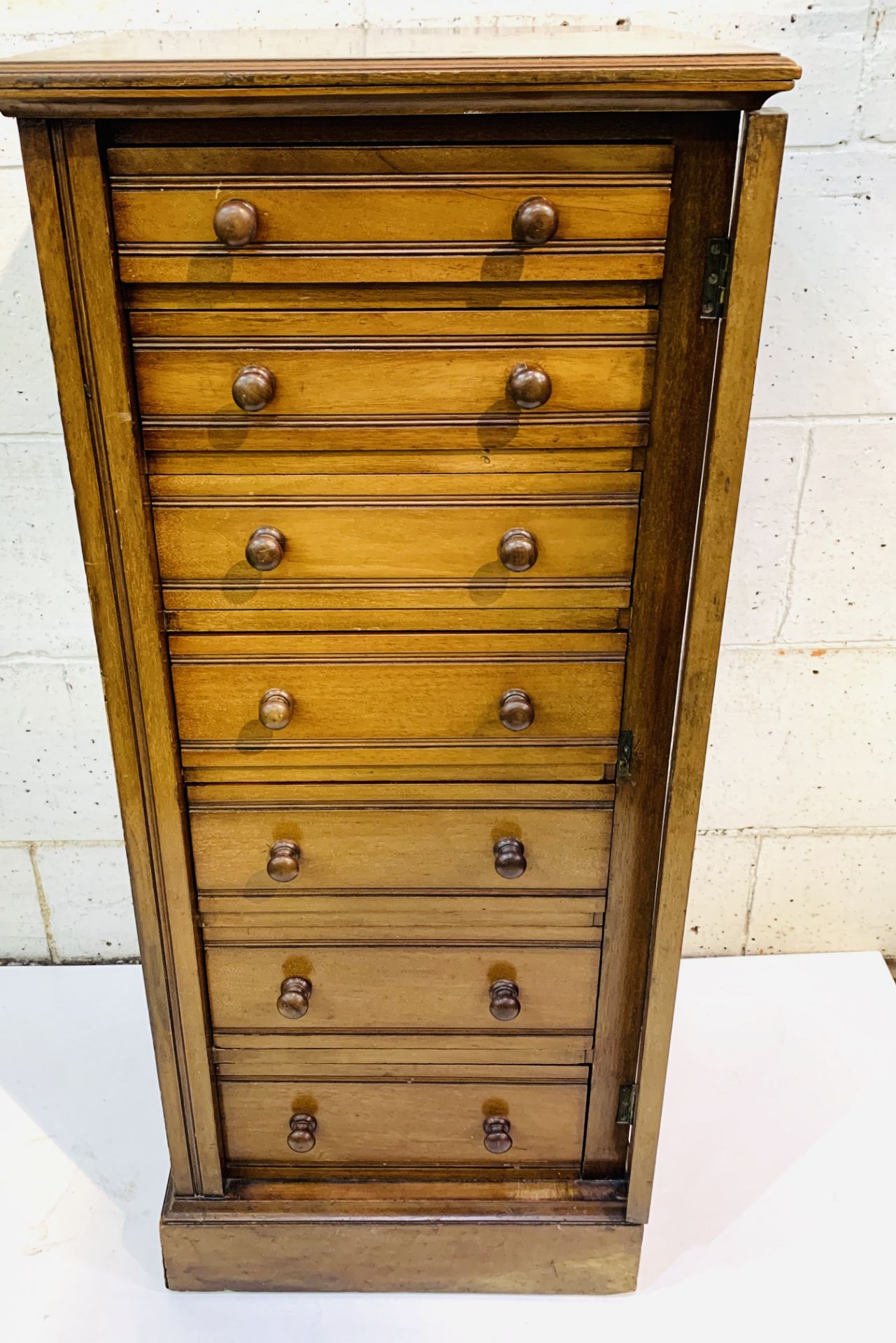 Mahogany Wellington chest of seven graduated drawers, complete with key. - Image 4 of 4