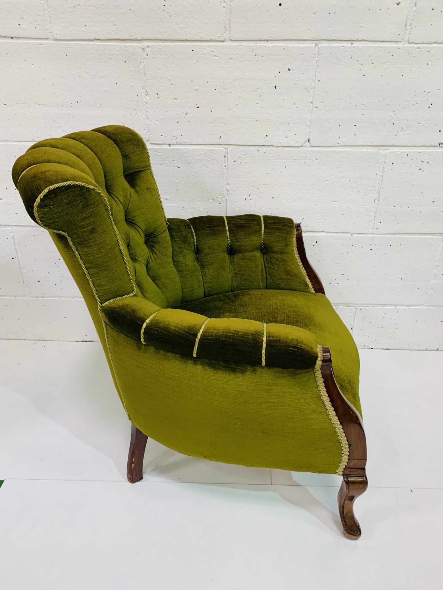 Drawing room chair upholstered in button back green upholstery. - Image 3 of 4