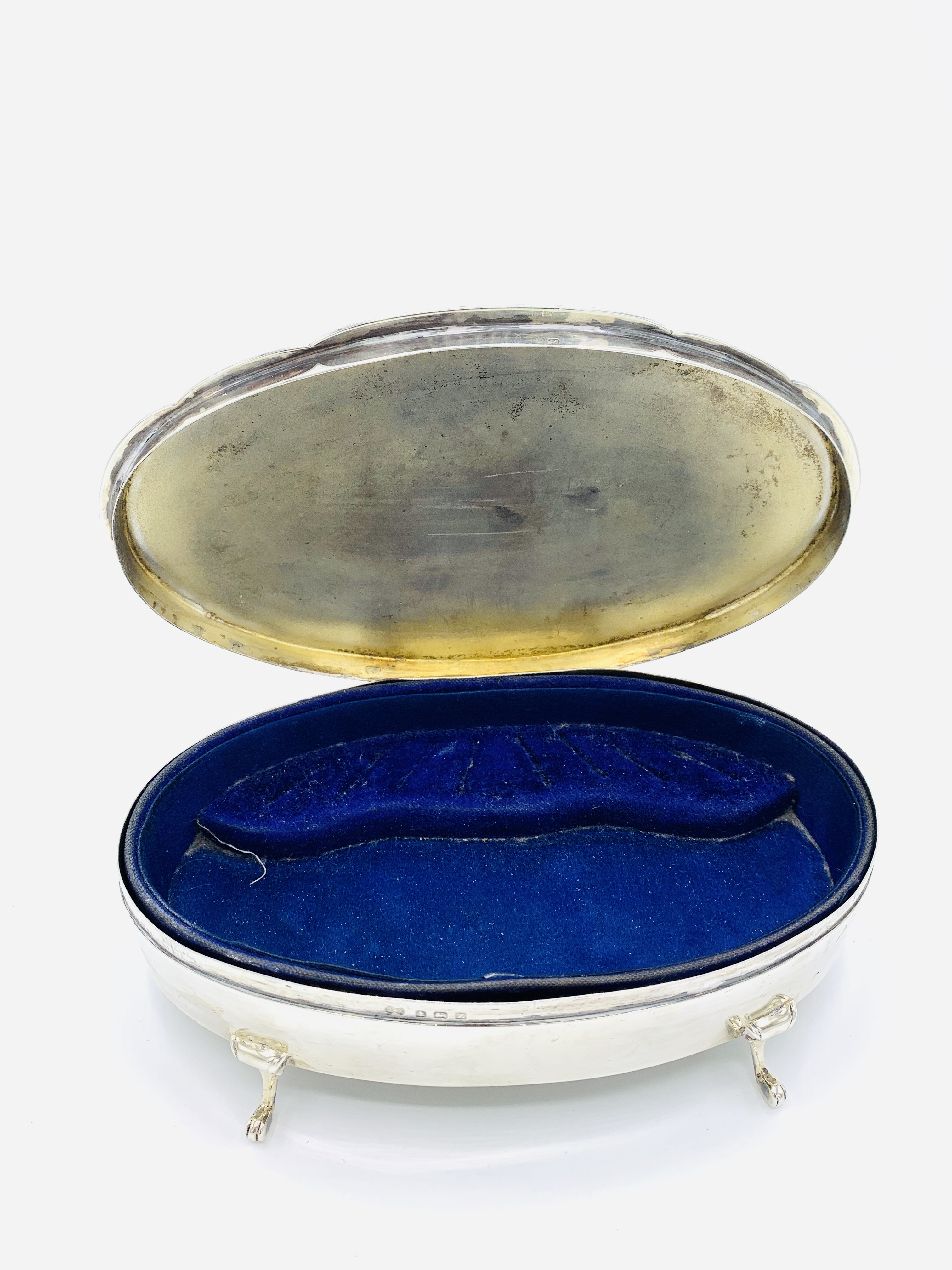 Lady's sterling silver dressing table footed trinket box engraved 'Beryl' - Image 2 of 2
