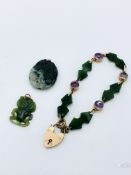 9ct gold, green and pale pink stone bracelet, with 2 pieces of carved green stone.