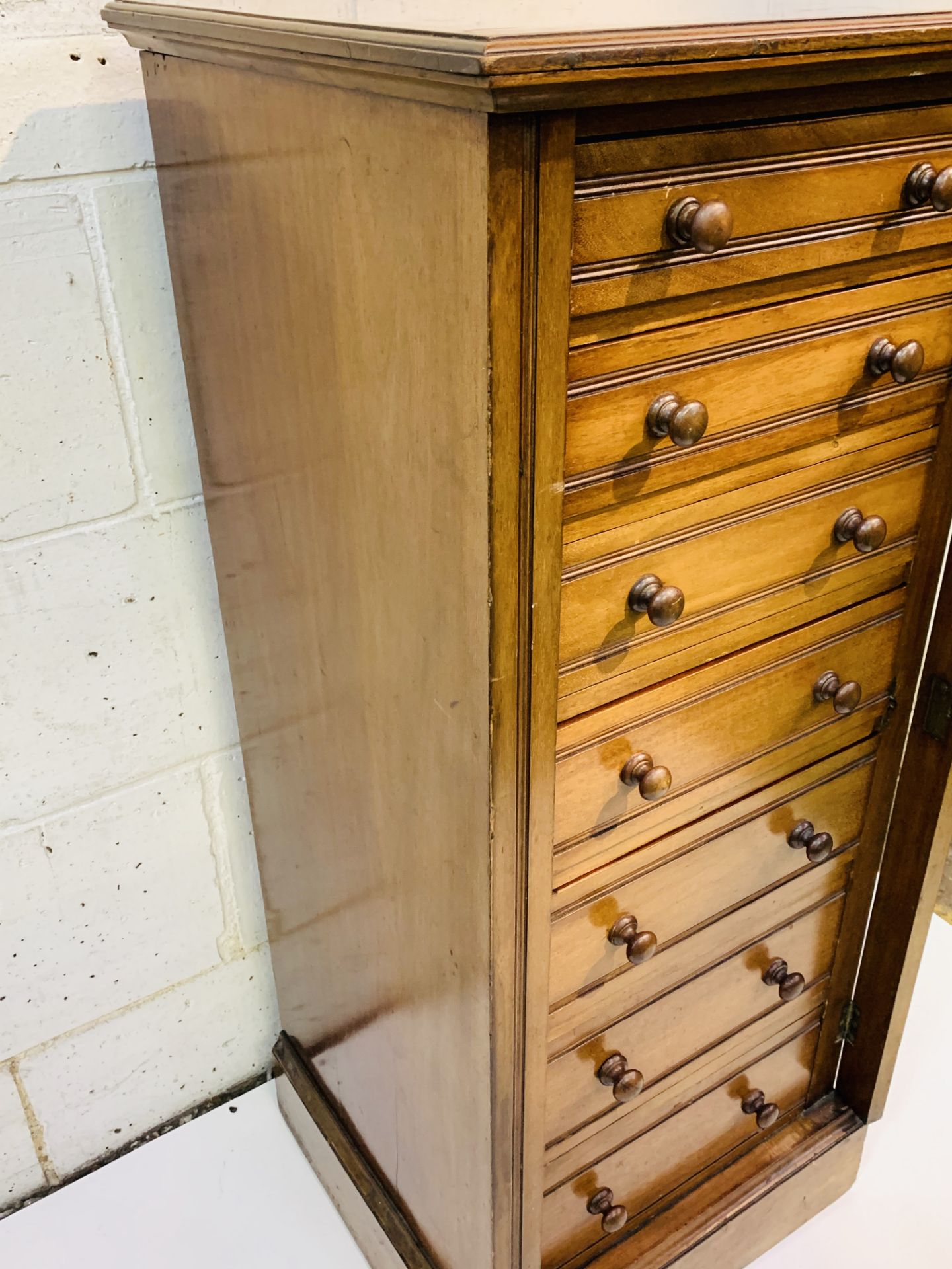 Mahogany Wellington chest of seven graduated drawers, complete with key. - Image 3 of 4