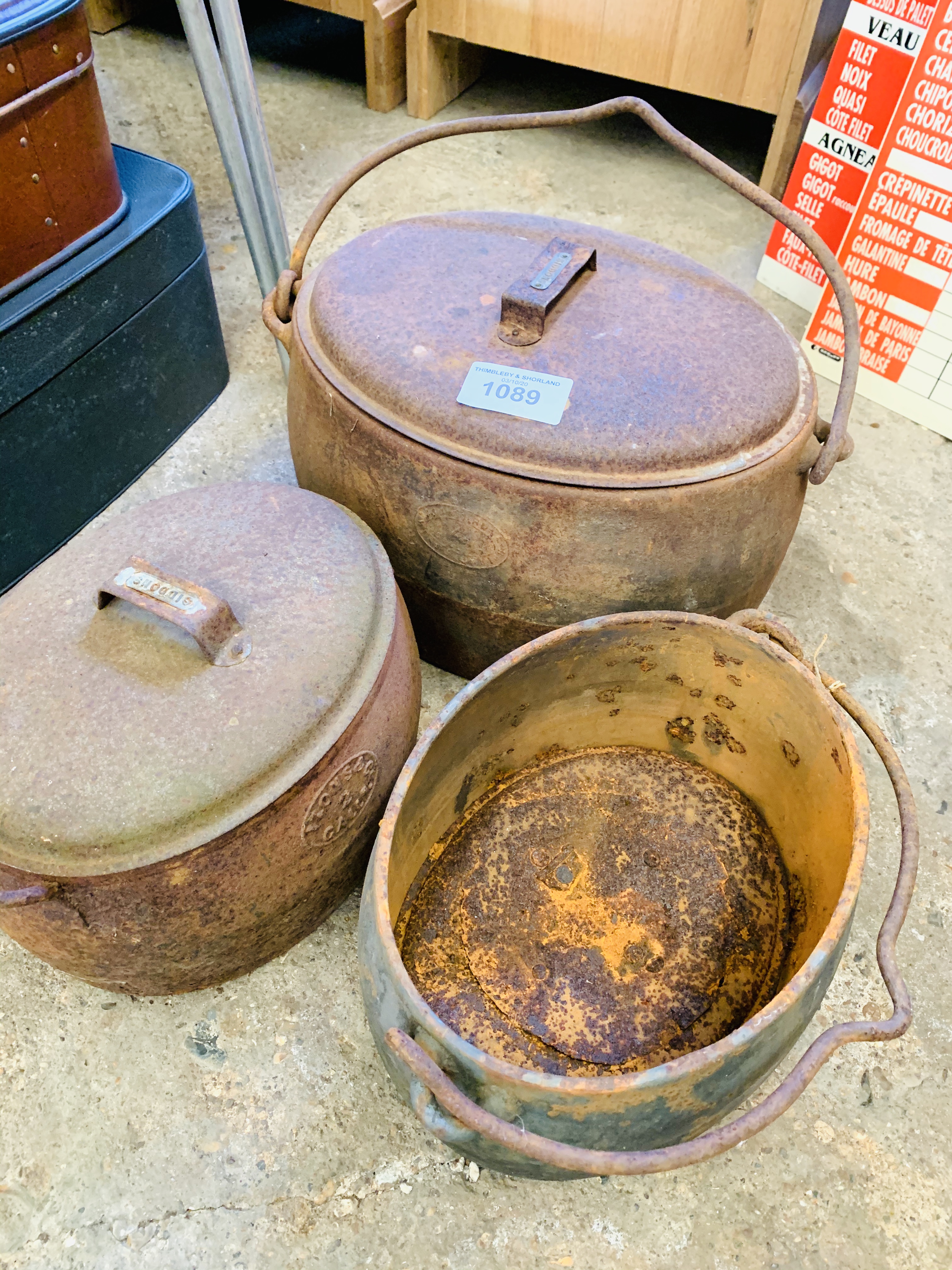 3 Siddons cast iron cooking pots - Image 2 of 3