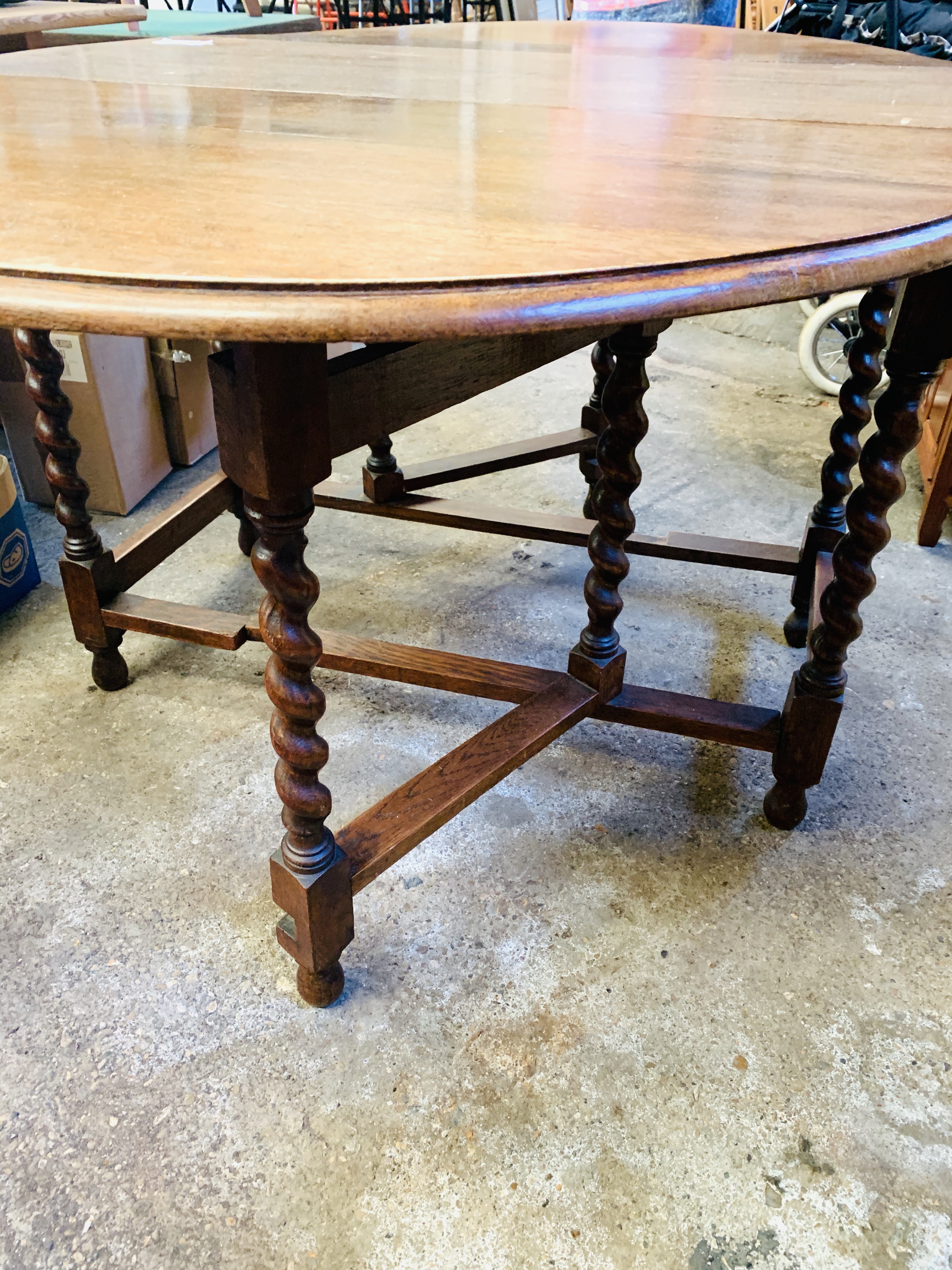 Oak drop-side dining table on barley twist supports. - Image 3 of 3