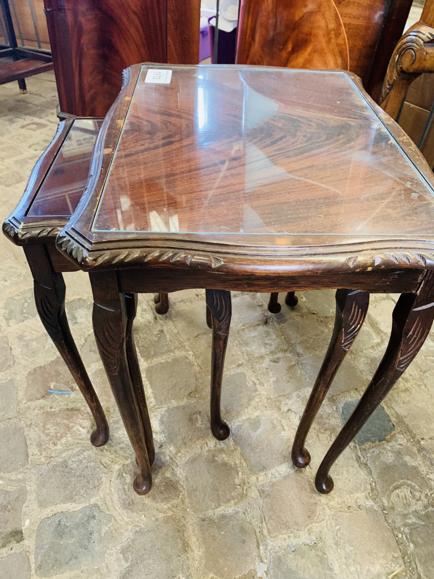 Nest of 3 mahogany tables with glass tops; together with 2 brass table lamps - Image 2 of 4