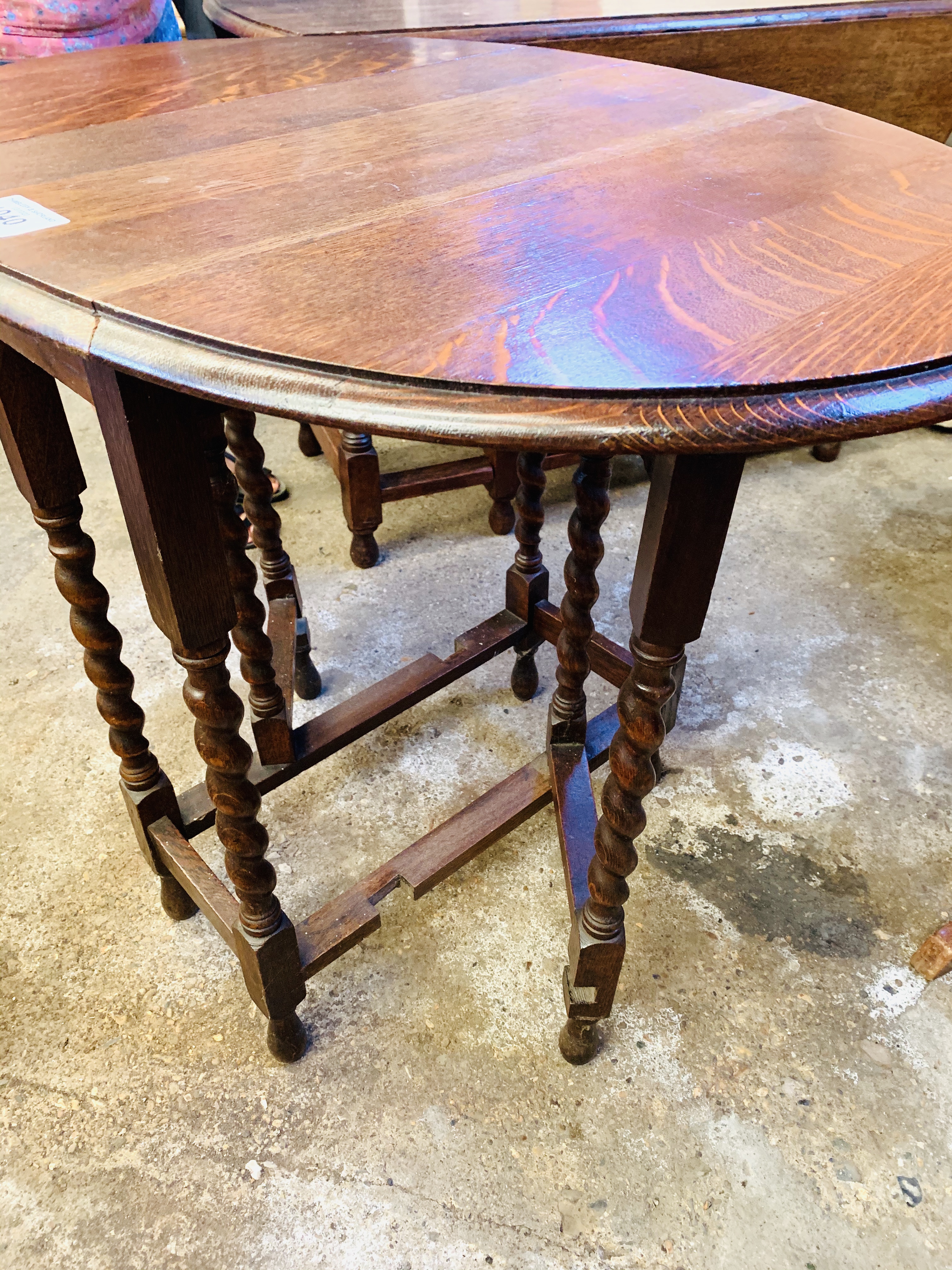 Small oak drop-side table. - Image 4 of 4