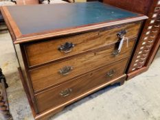 Mahogany chest of 3 drawers.