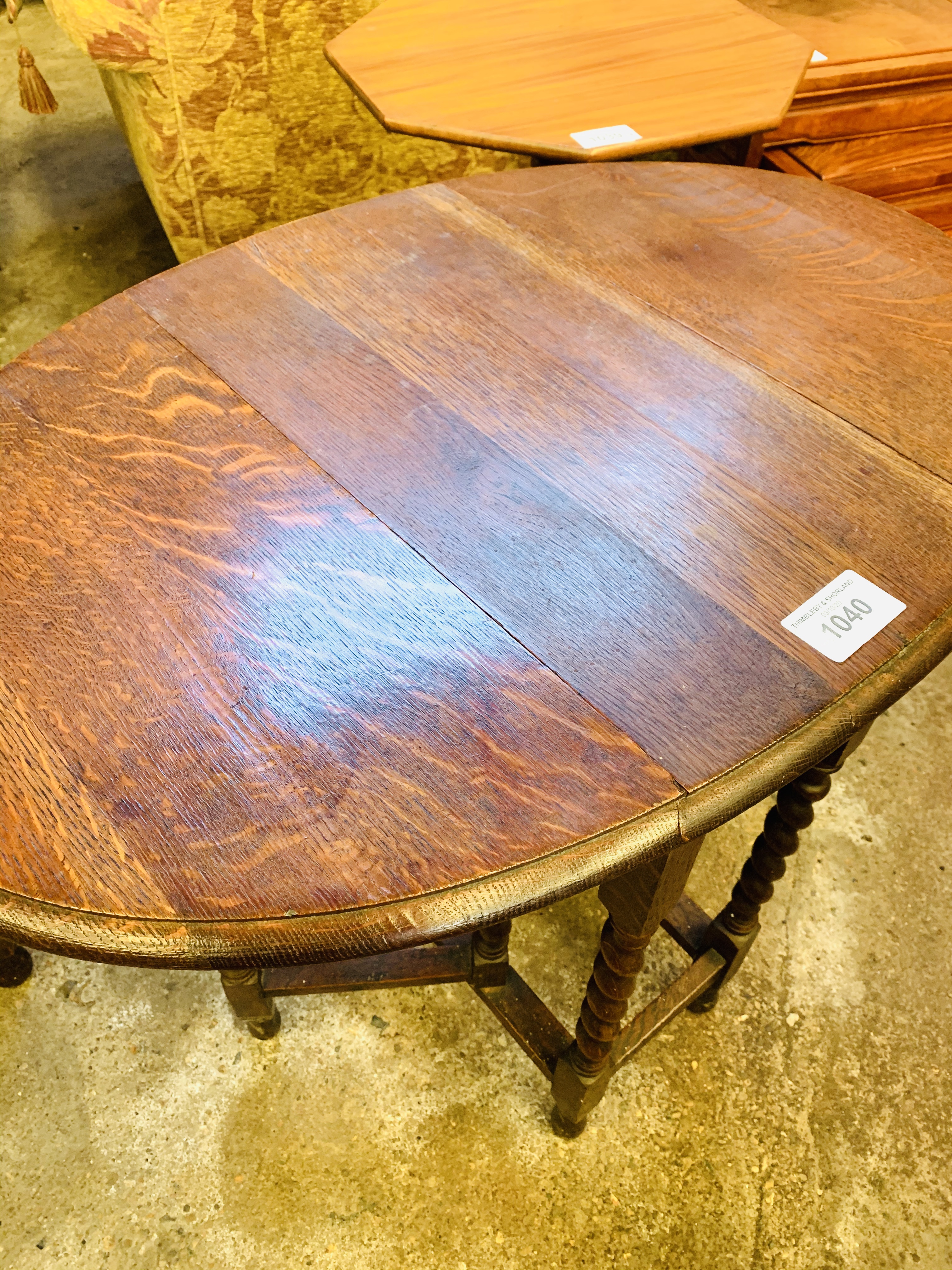 Small oak drop-side table. - Image 3 of 4