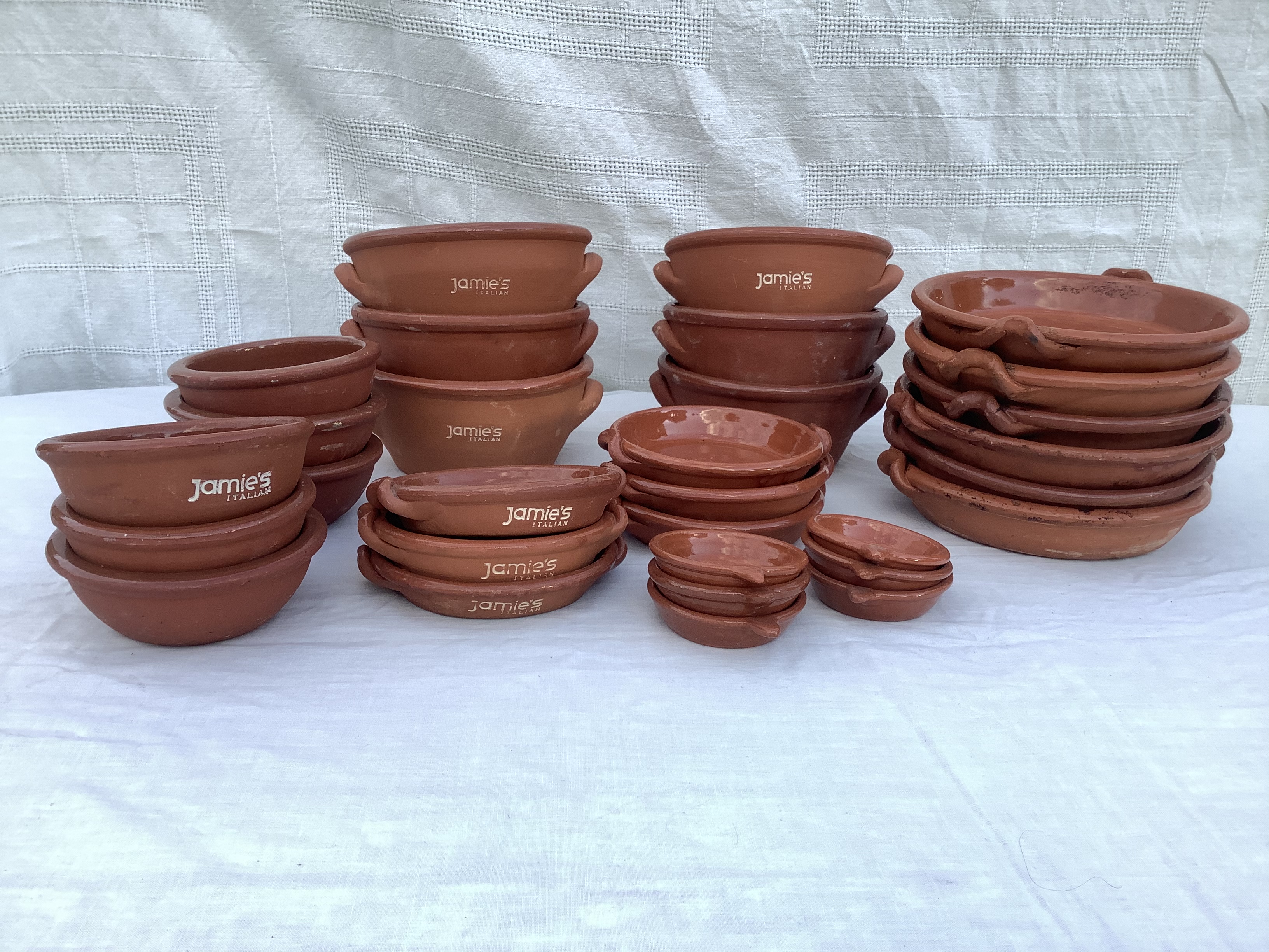 30 pieces of assorted terracotta cook/tableware, some branded - Image 2 of 3