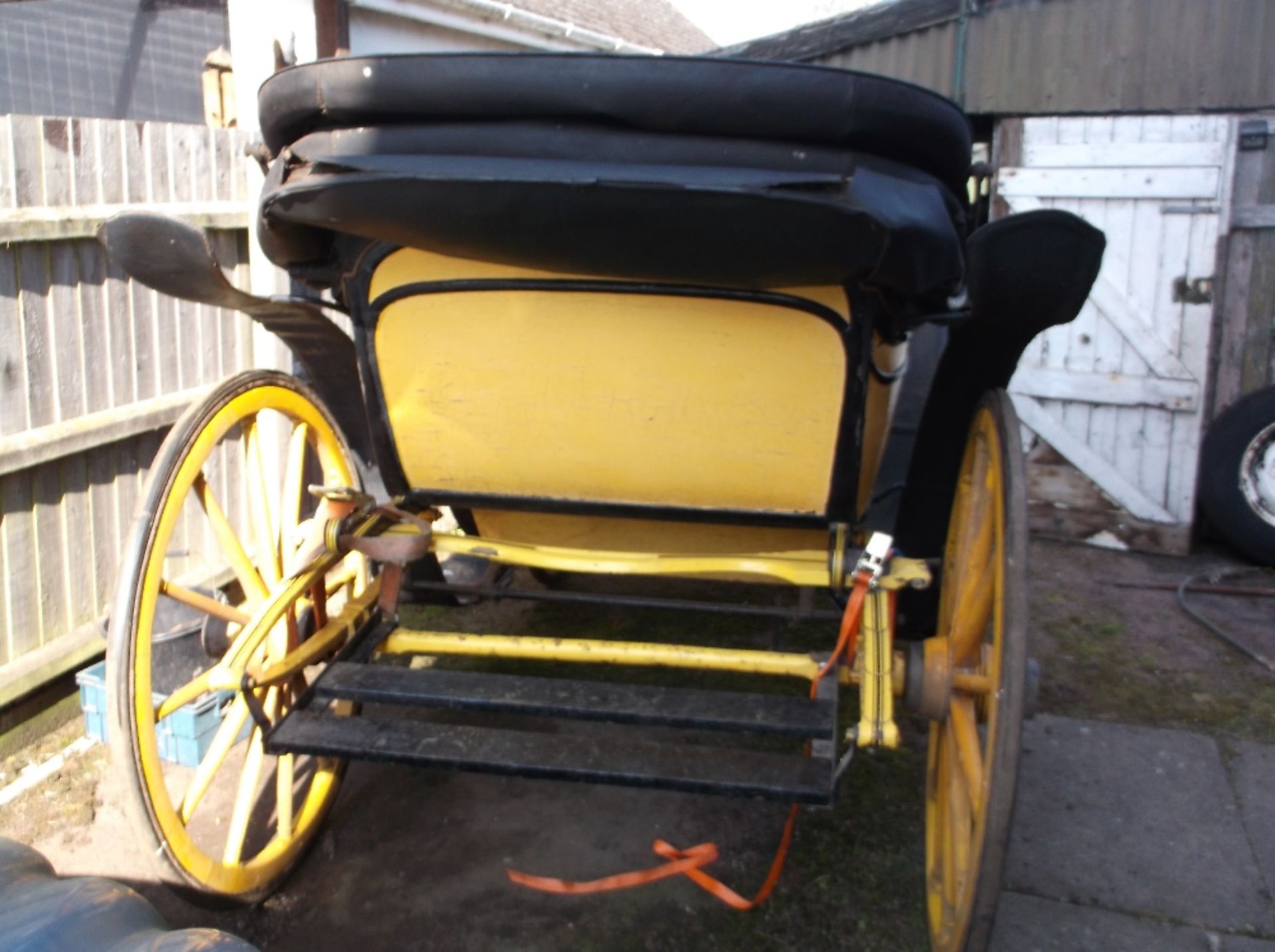 VICTORIA circa 1900 to suit 15 to 17hh. Painted yellow and black with green lining. - Bild 3 aus 6