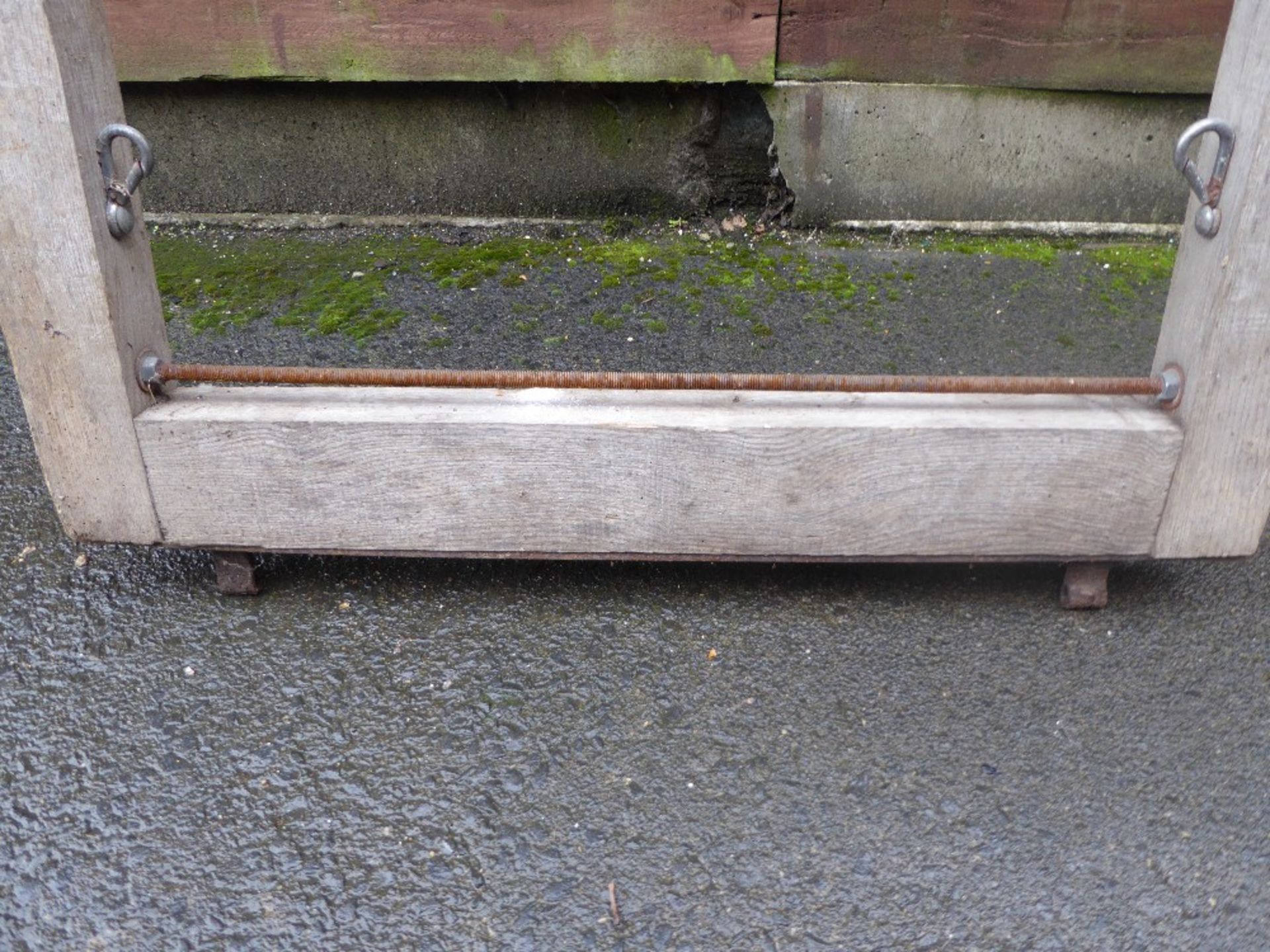 Cranked axle, and a set of heavy wooden Dray shafts - Image 4 of 4