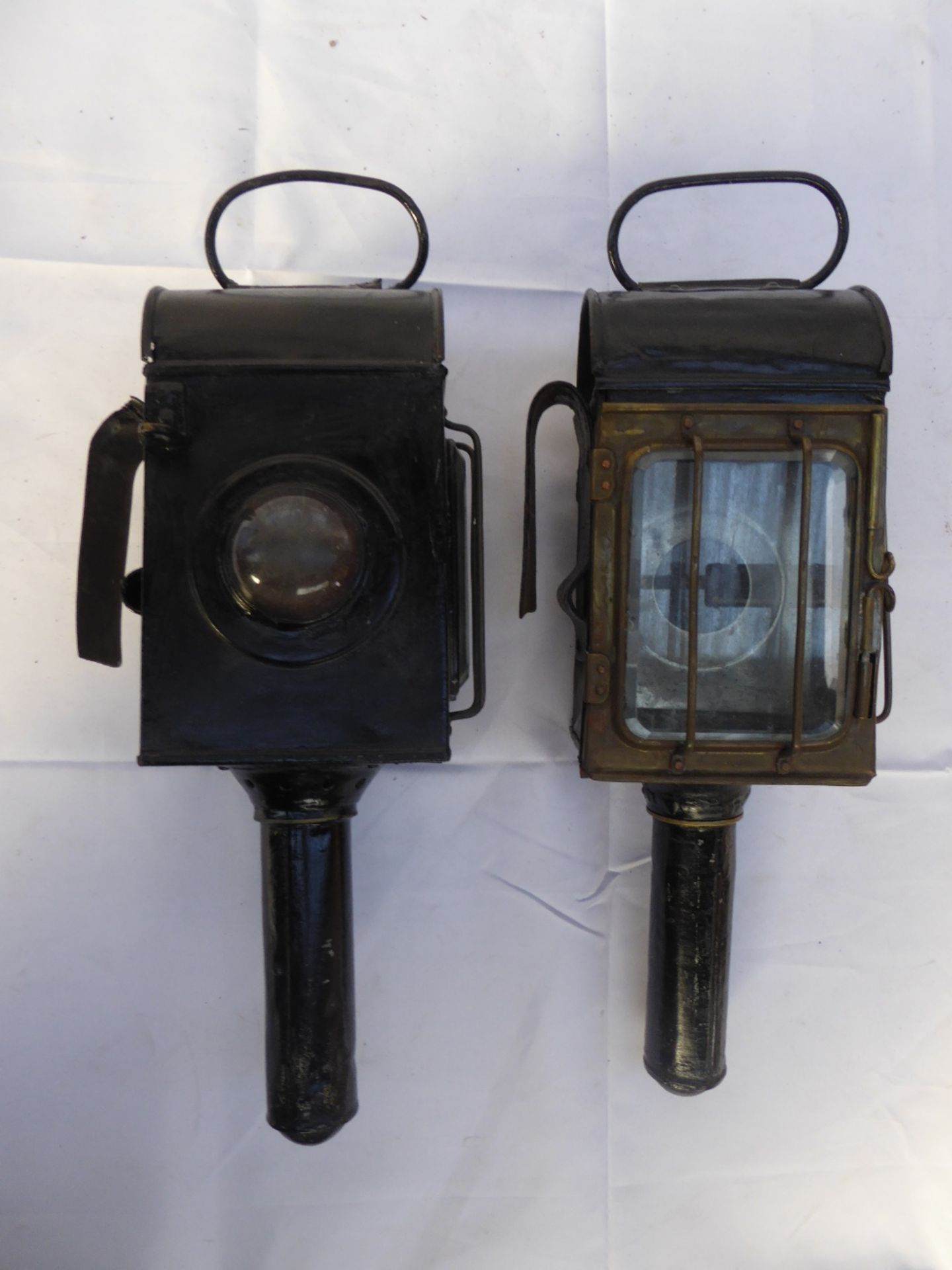 A pair of black/brass carriage lamps, one with cracked lens; pair of wagon side lamps; pair of spurs - Image 4 of 7