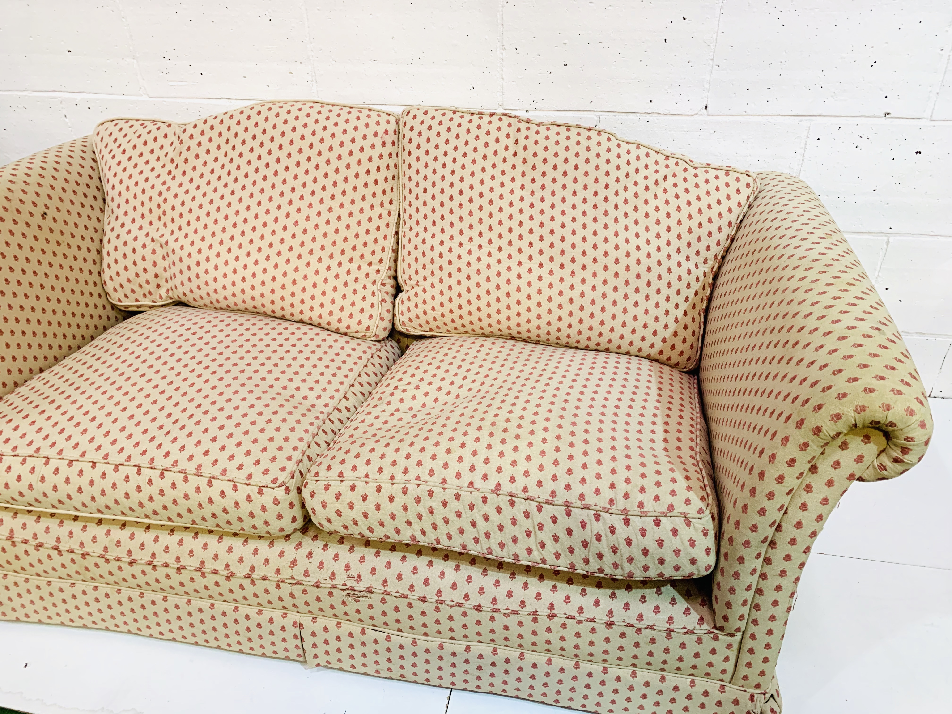 Cream and pink upholstered sofa withfeather-filled cushions. - Image 4 of 4