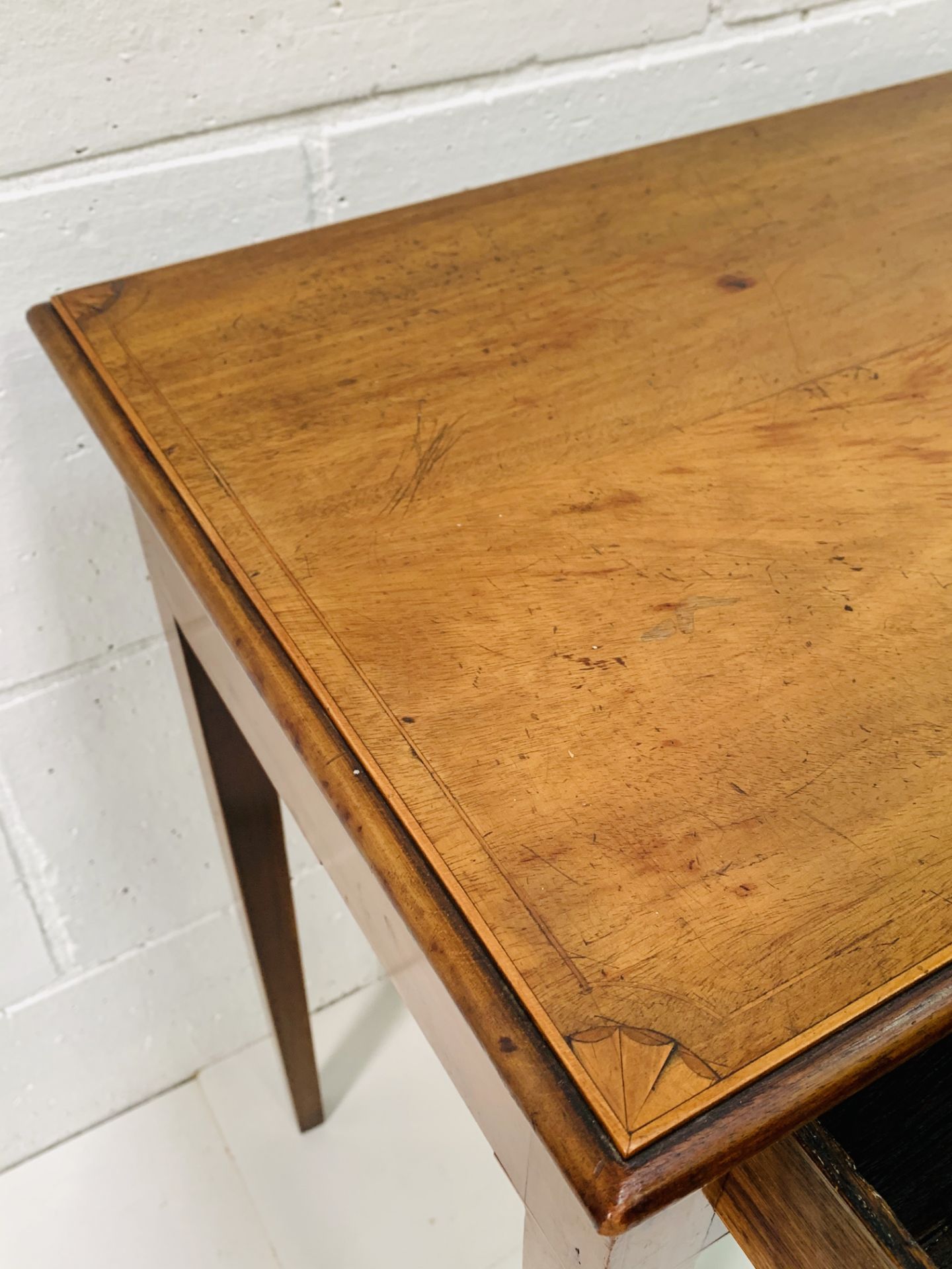 Mahogany small table with shell inlaid, frieze drawer on tapered legs. - Image 4 of 6