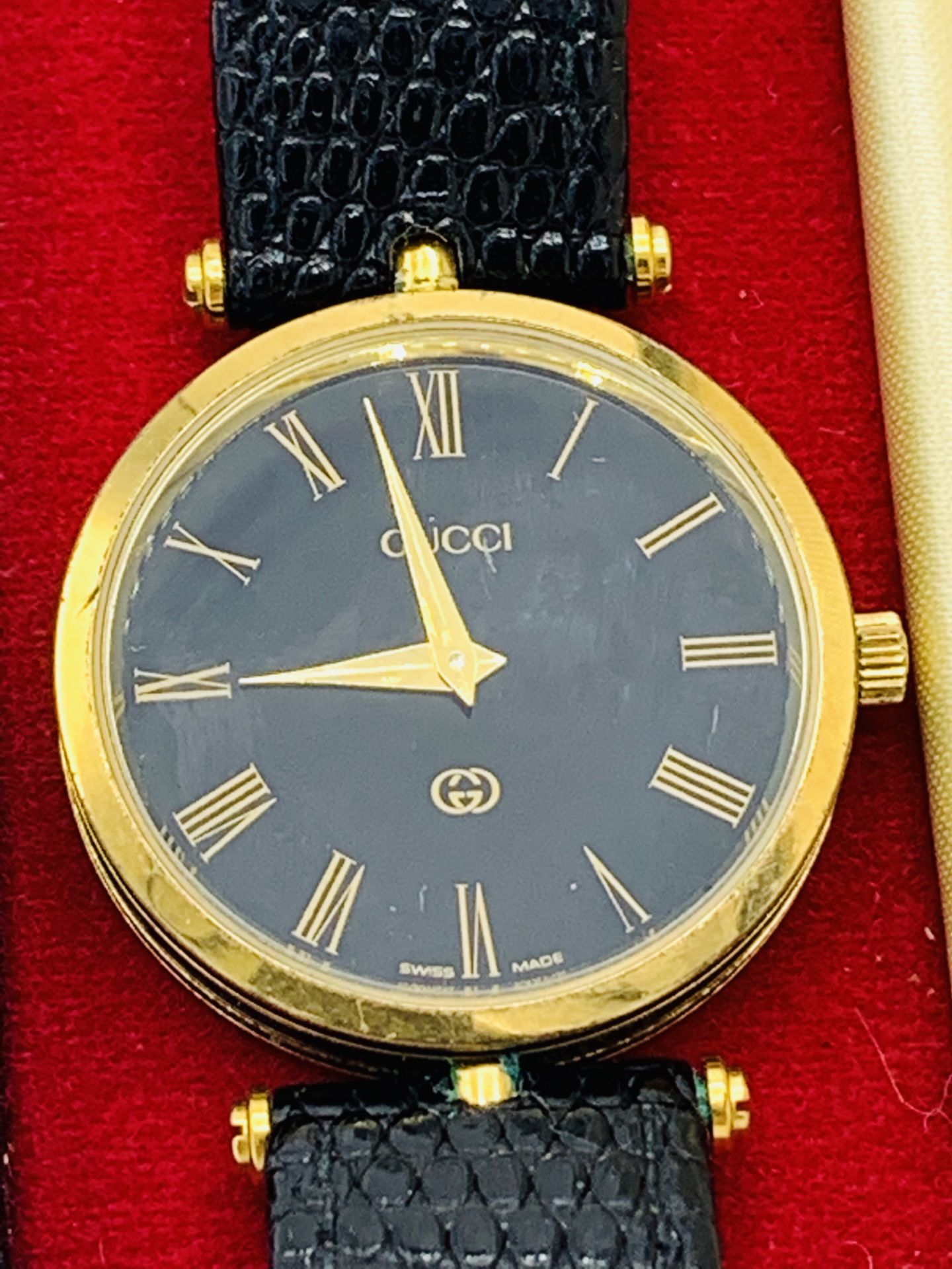 Gucci gold plated and black wrist watch with original strap - Image 3 of 5