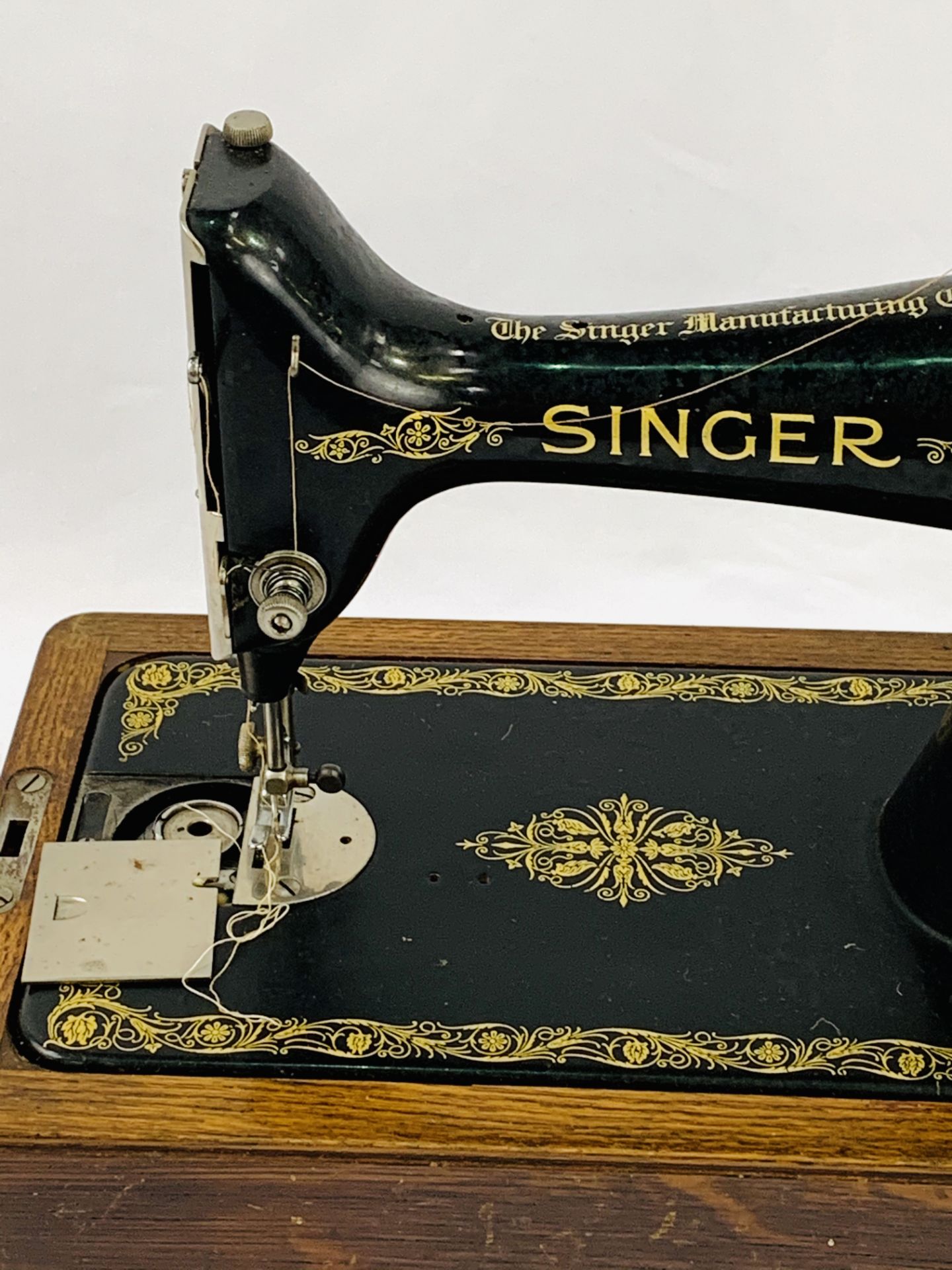 Manual Singer Sewing Machine in case, no. 376100 - Image 3 of 3