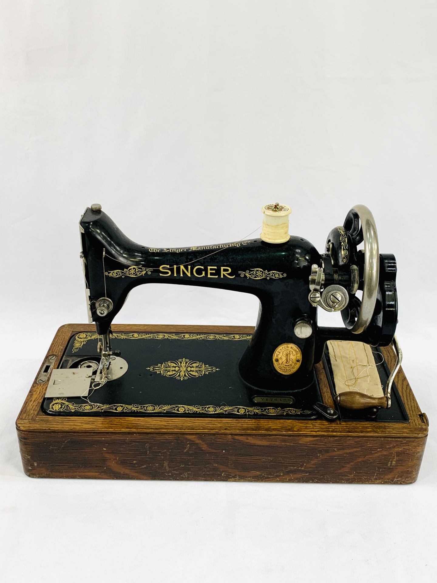 Manual Singer Sewing Machine in case, no. 376100