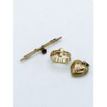 2 9ct gold bar brooches, 9ct gold ring and gold heart locket
