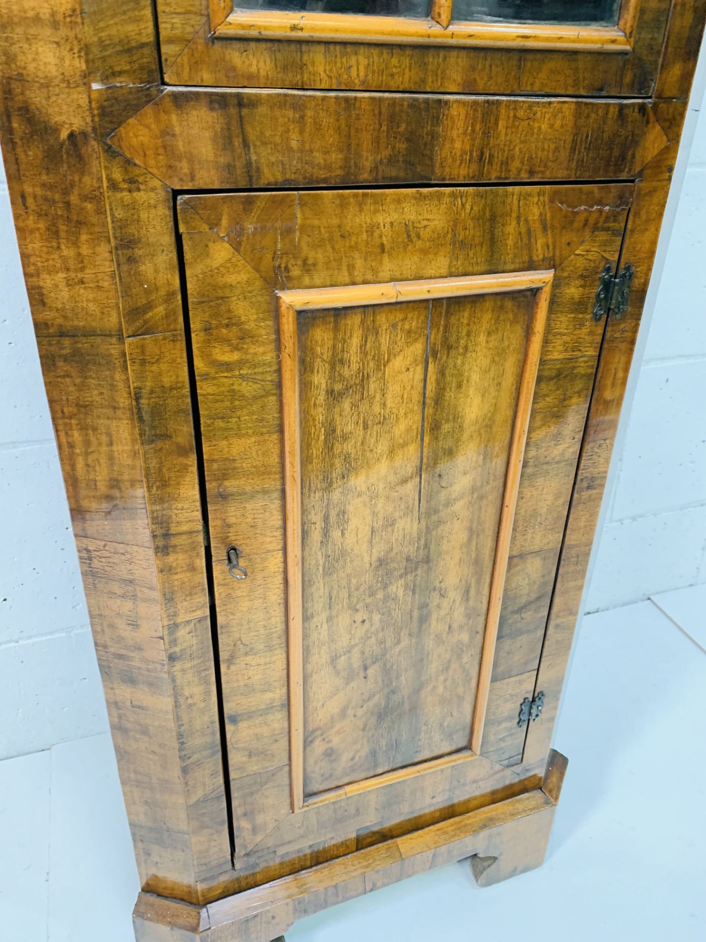 Walnut corner cabinet with glazed cupboard top and shape fronted shelves above cupboard. - Image 6 of 7