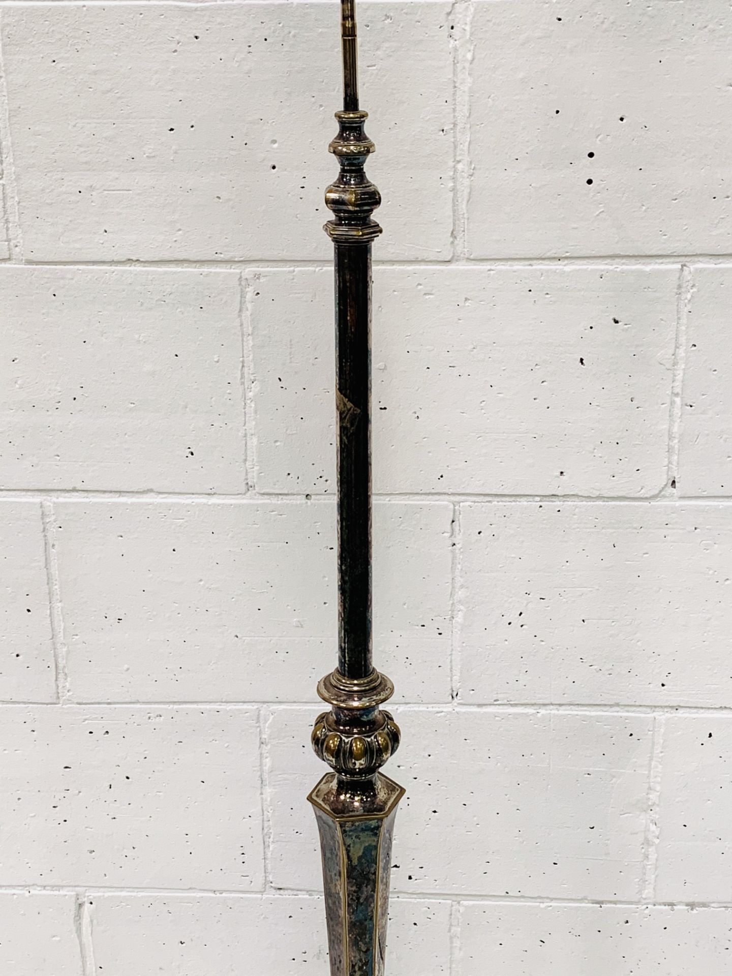 Decorative silver plate on brass floor standing oil lamp, converted to electricity - Image 3 of 5