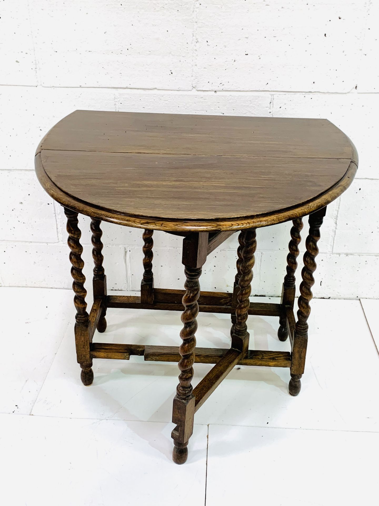 Oak drop side gate leg table on barley twist supports.