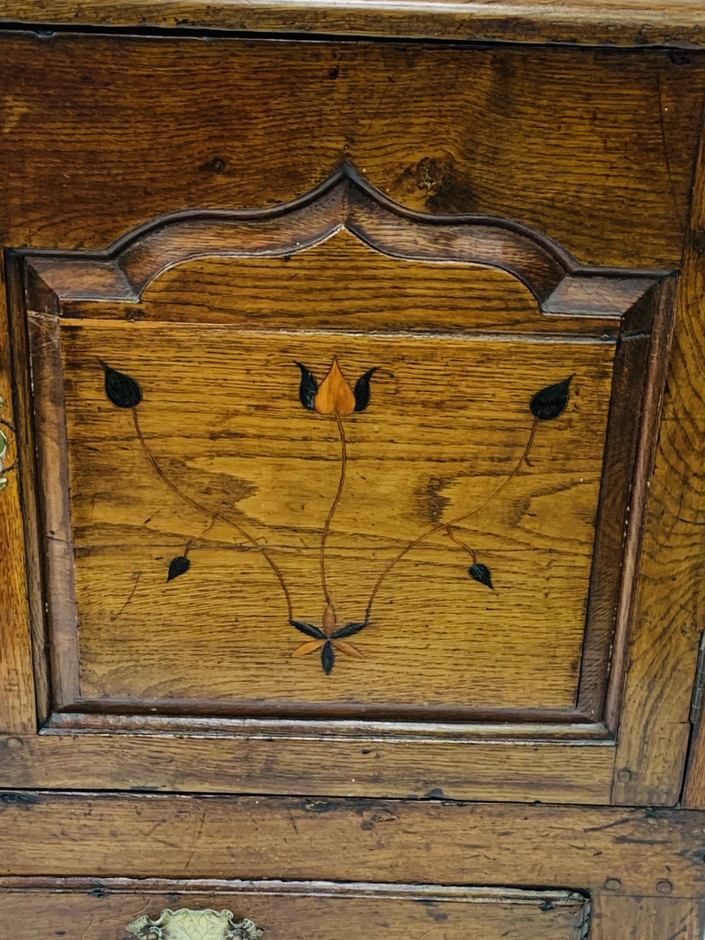 Oak sideboard with decorative inlaid door fronts and panel - Image 2 of 8