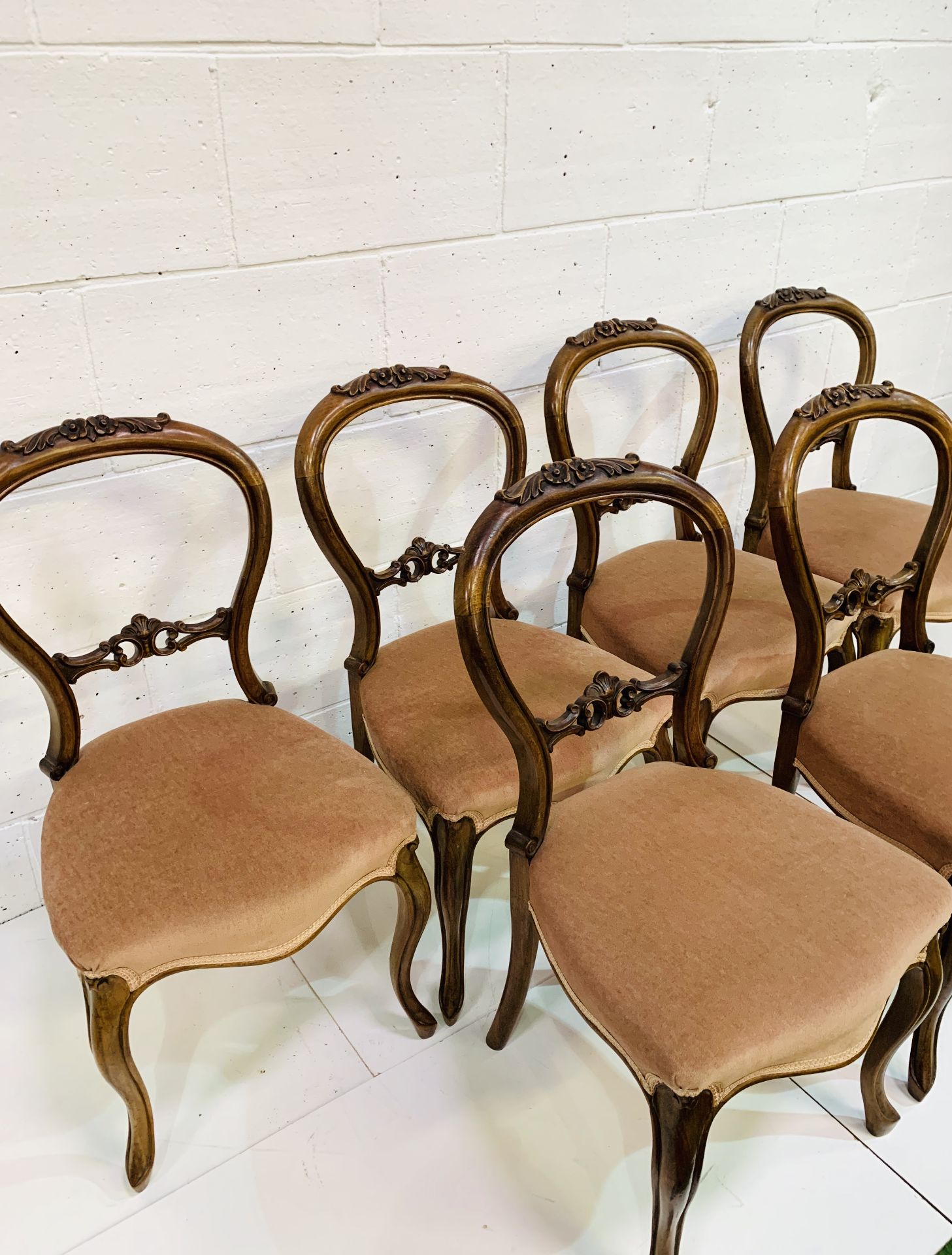 Set of six mahogany balloon back dining chairs with pink upholstered seats and carved top rail. - Image 4 of 4