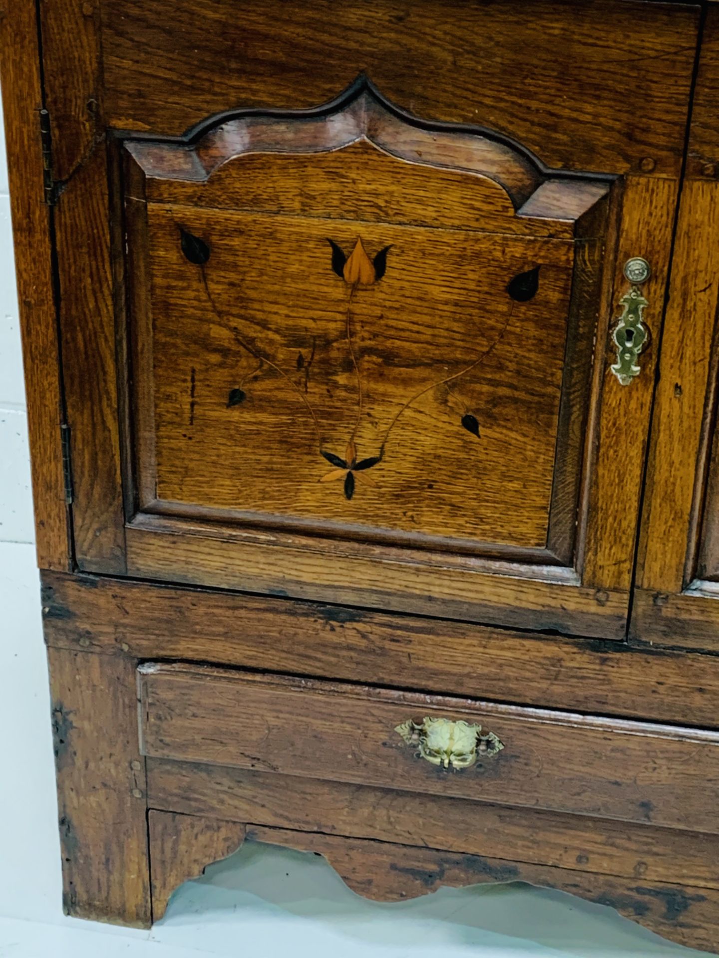 Oak sideboard with decorative inlaid door fronts and panel - Image 5 of 8