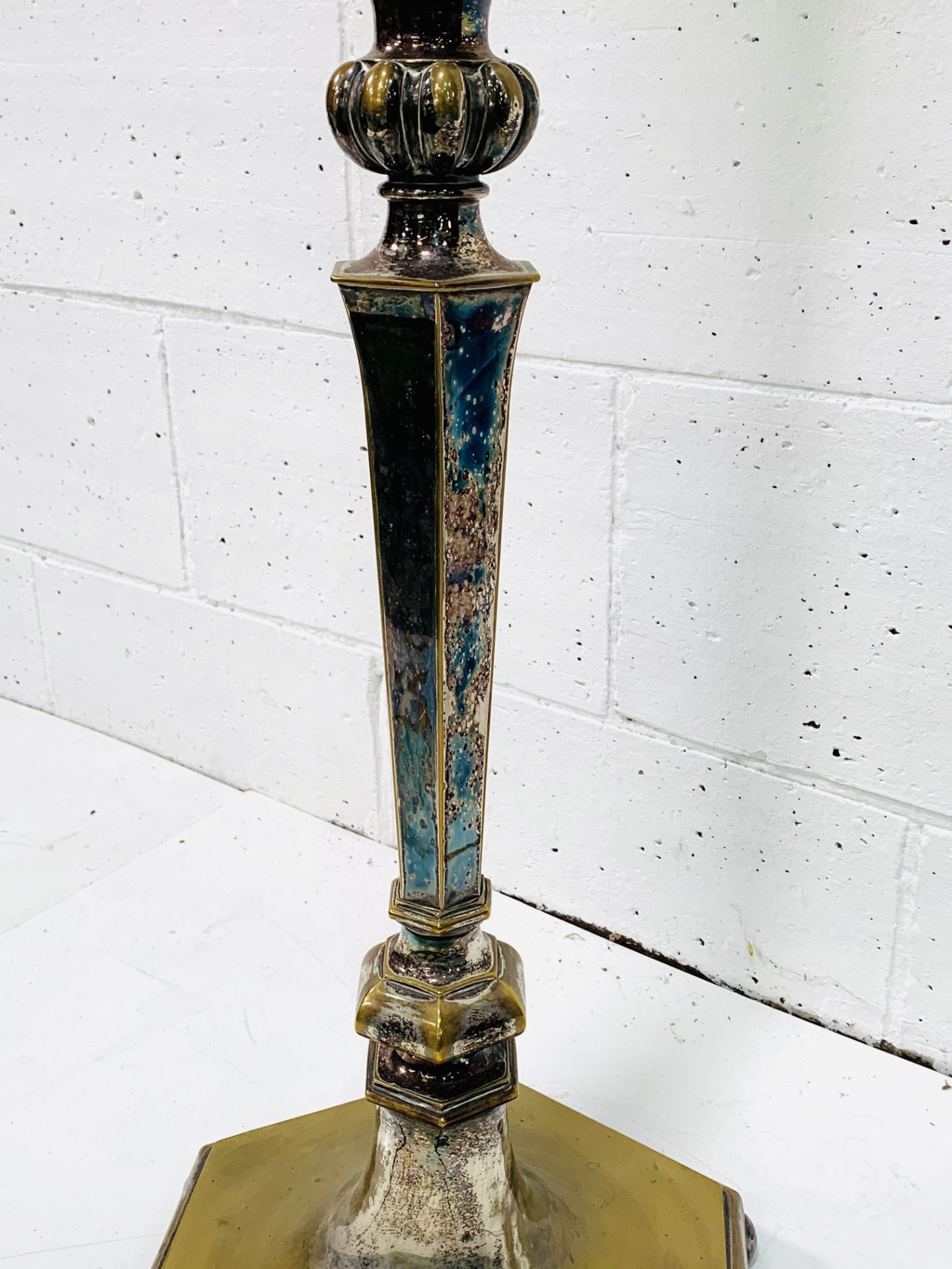 Decorative silver plate on brass floor standing oil lamp, converted to electricity - Image 5 of 5