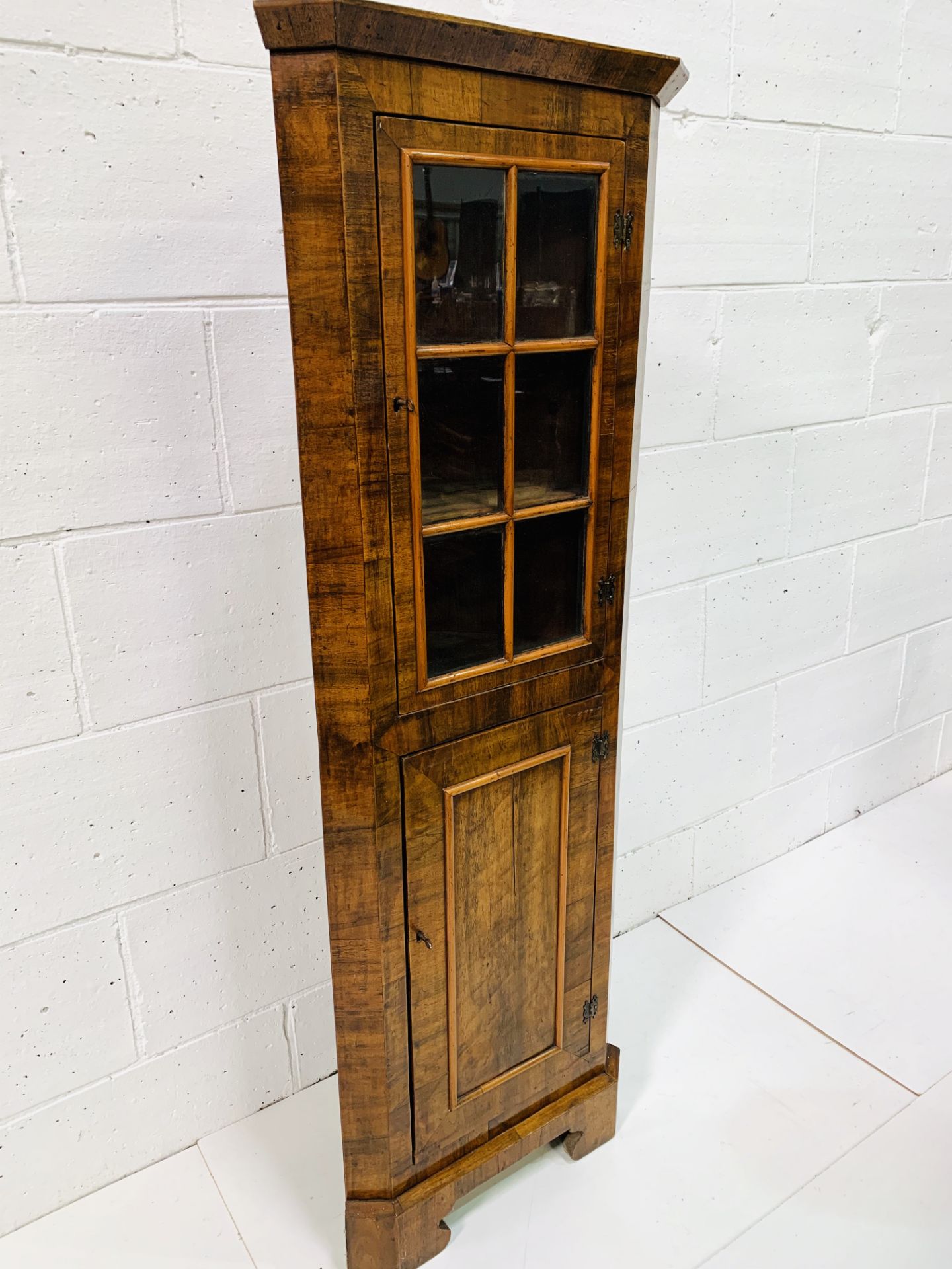 Walnut corner cabinet with glazed cupboard top and shape fronted shelves above cupboard. - Image 3 of 7