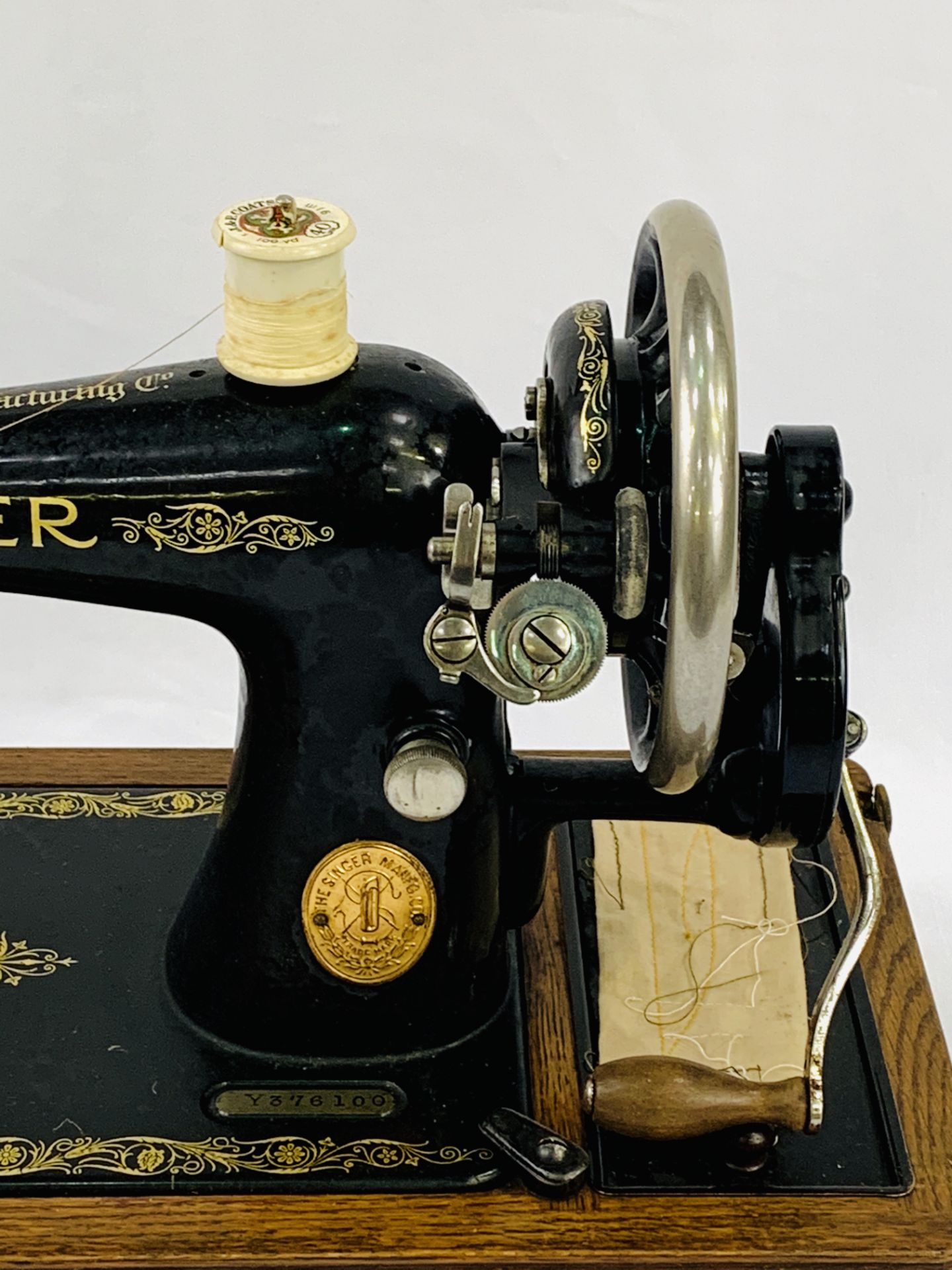 Manual Singer Sewing Machine in case, no. 376100 - Image 2 of 3