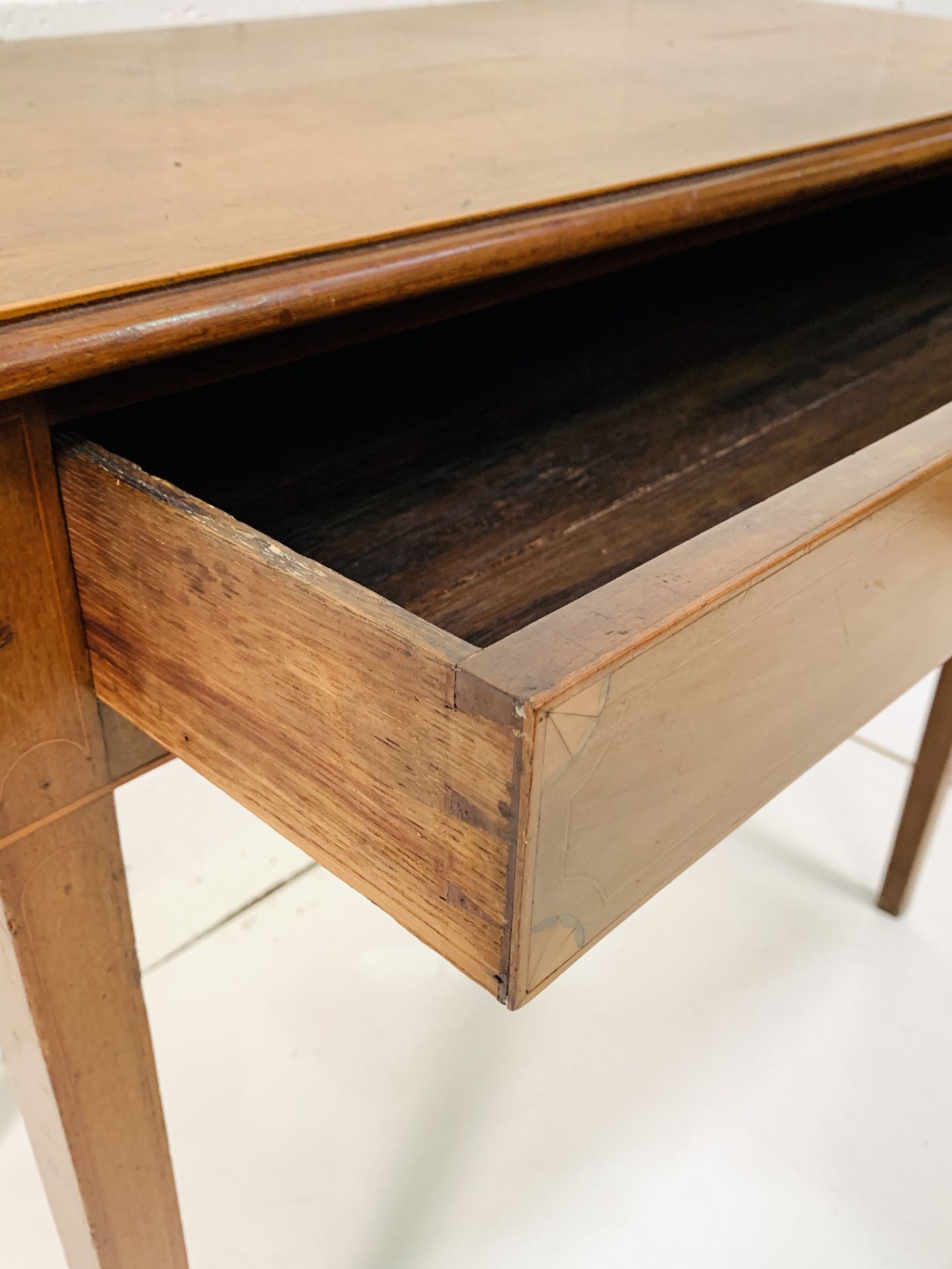 Mahogany small table with shell inlaid, frieze drawer on tapered legs. - Image 3 of 6