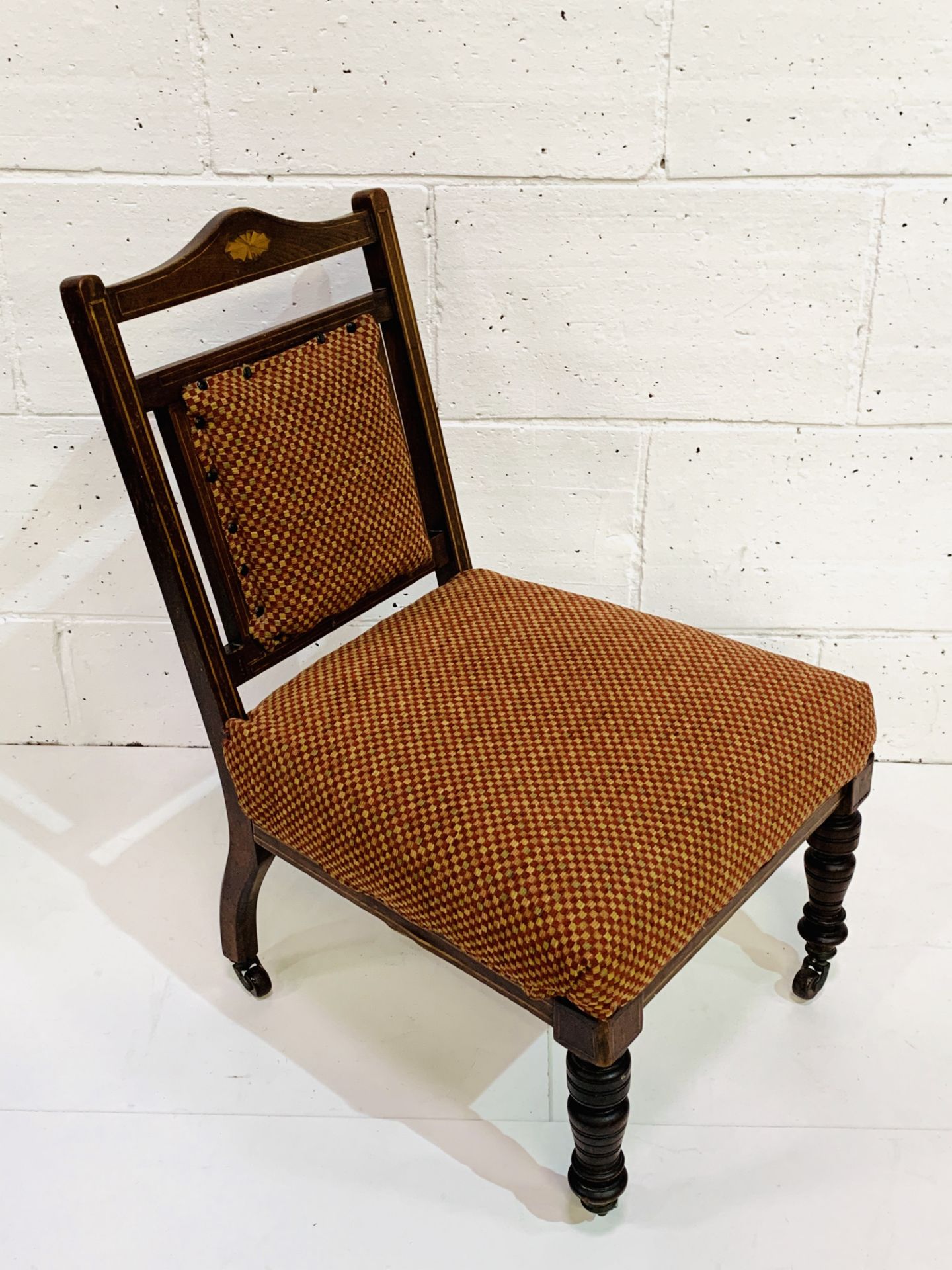 Mahogany Edwardian nursing chair with fan inlay and stringing. - Image 2 of 3