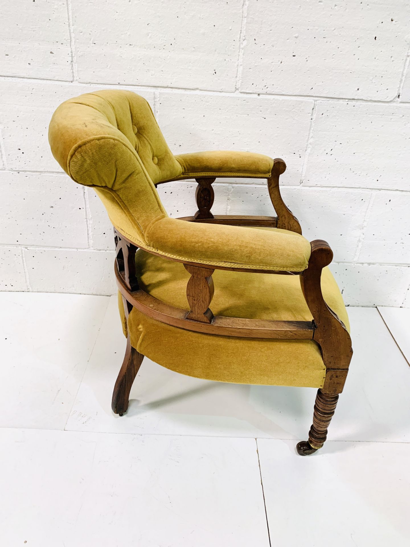 Mahogany yellow buttoned velvet upholstered open arm chair with decorative splat. - Image 5 of 6