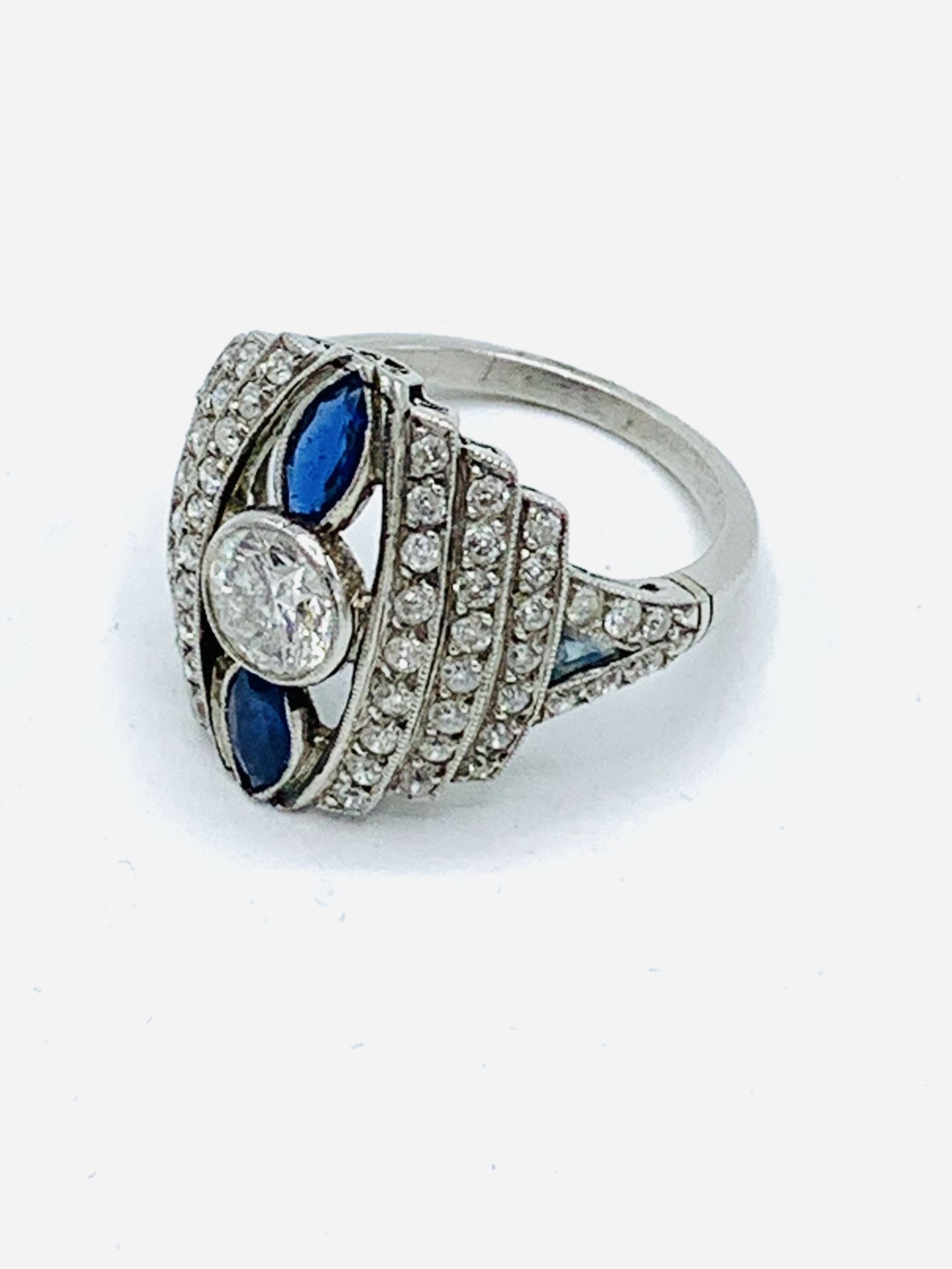 Art Deco white gold diamond and sapphire ring. Size O 1/2 Wt. 7.8gms. Size of centre diamond 6.3m - Image 3 of 7