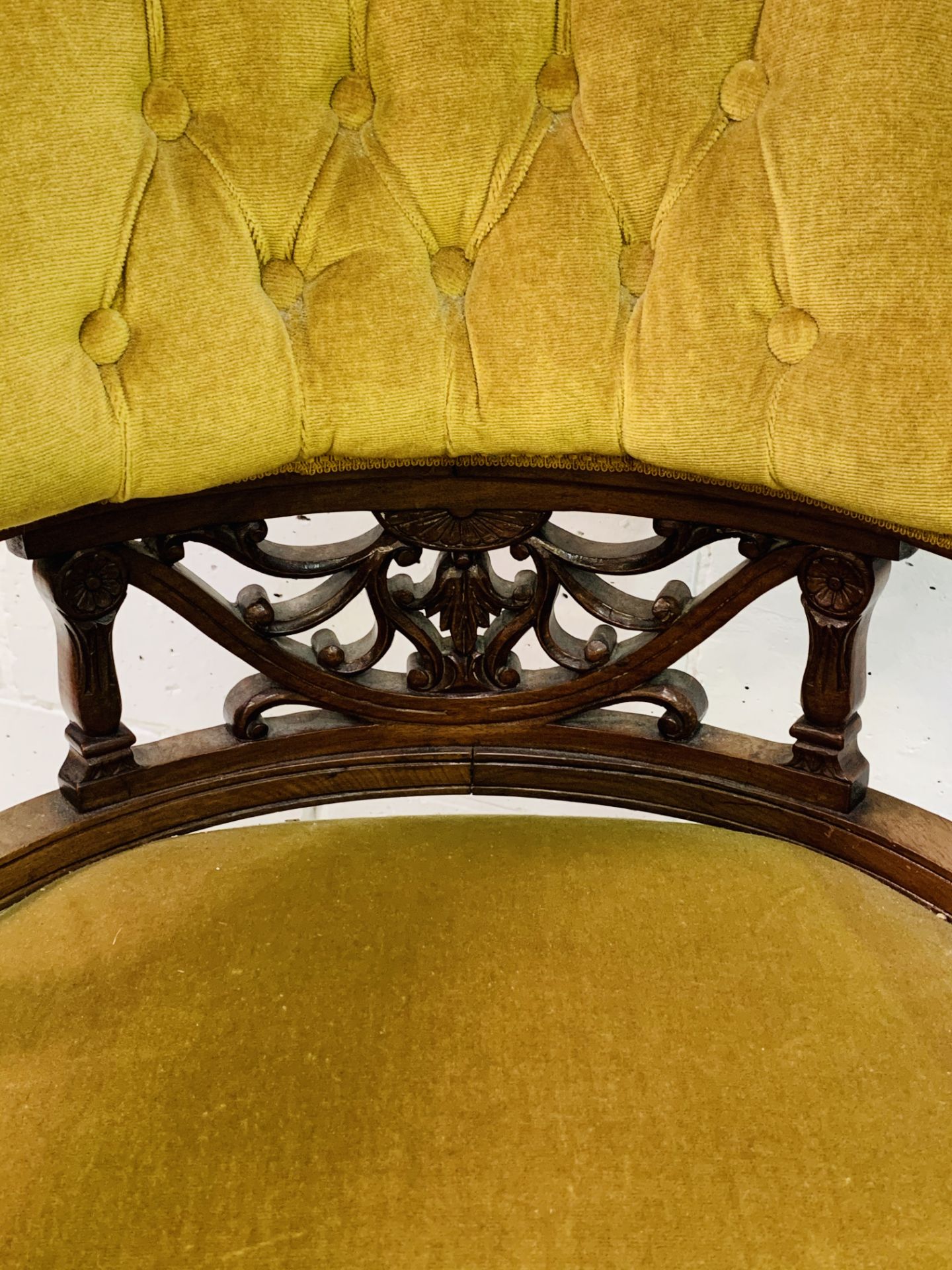 Mahogany yellow buttoned velvet upholstered open arm chair with decorative splat. - Image 3 of 6