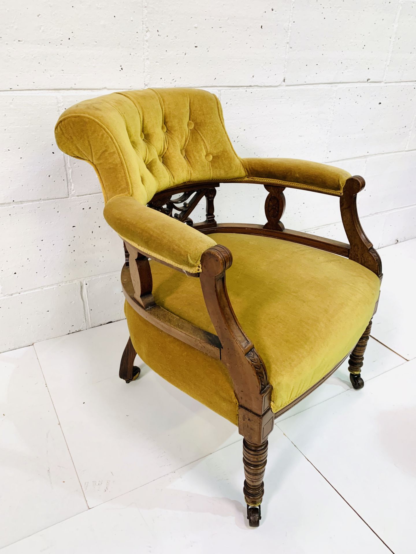 Mahogany yellow buttoned velvet upholstered open arm chair with decorative splat. - Bild 4 aus 6