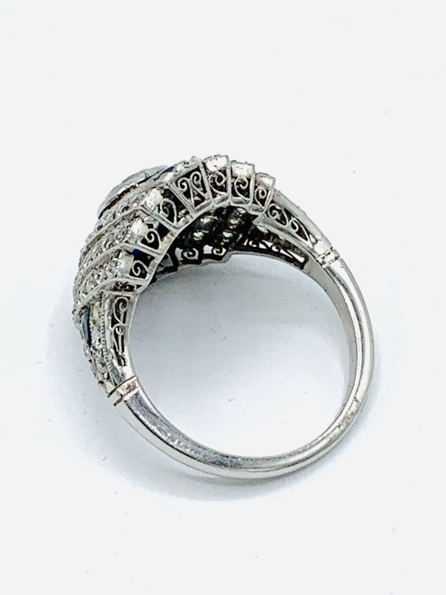 Art Deco white gold diamond and sapphire ring. Size O 1/2 Wt. 7.8gms. Size of centre diamond 6.3m - Image 4 of 7