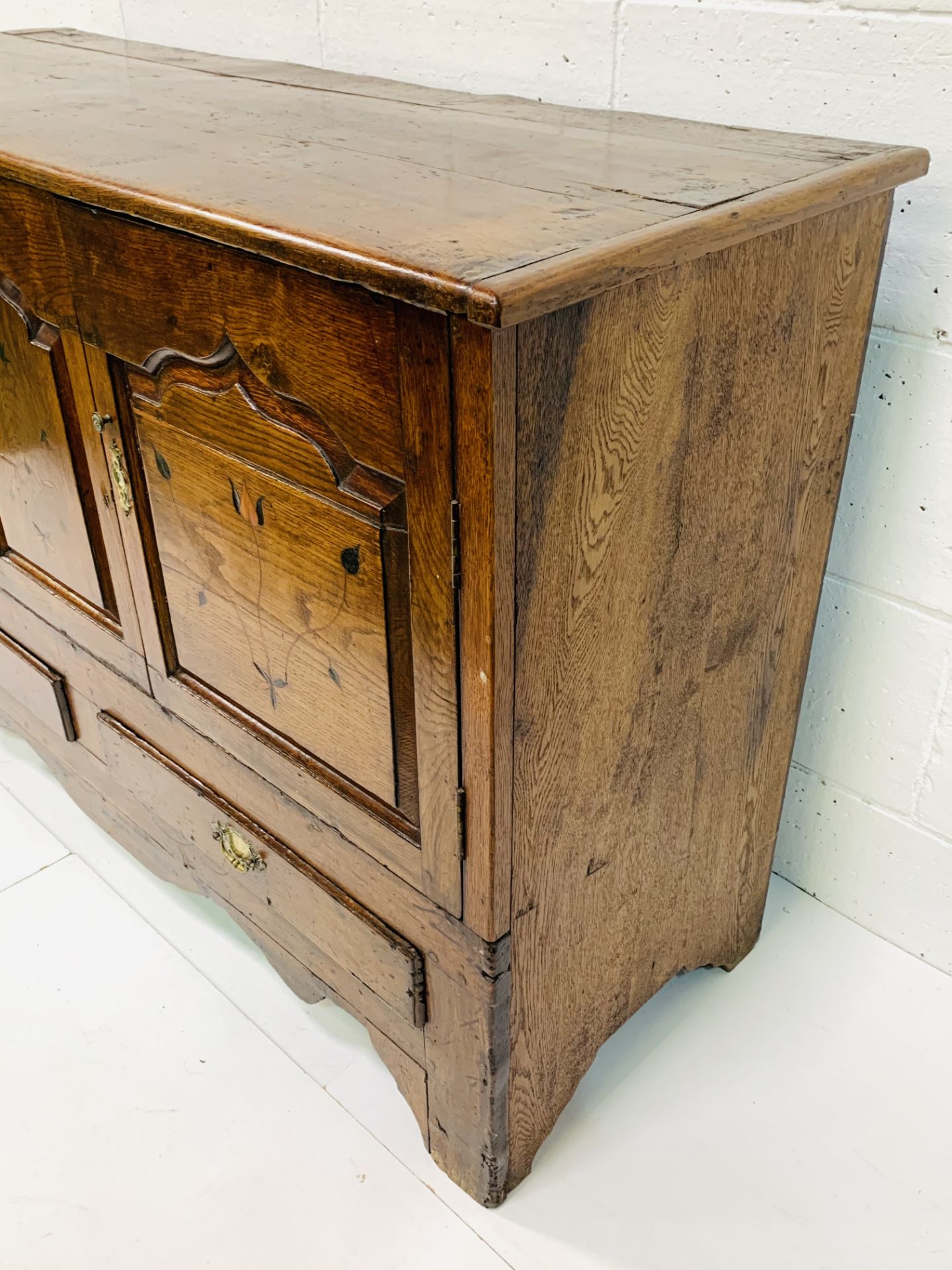 Oak sideboard with decorative inlaid door fronts and panel - Image 7 of 8