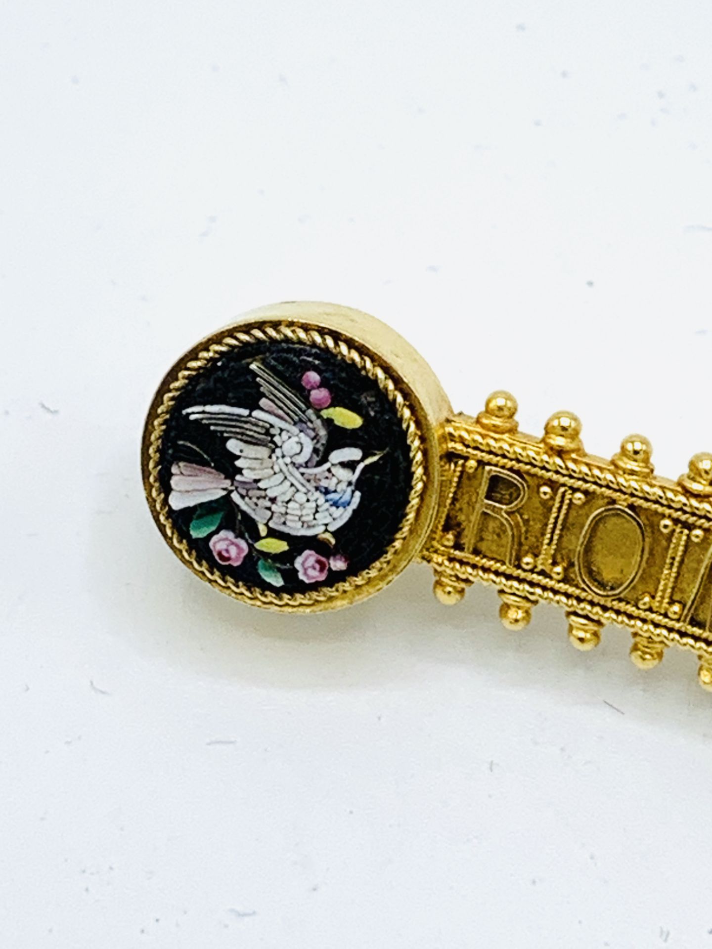 Gold brooch with the word 'Roma' stamped between two enamel mosaic birds. In original box . - Image 6 of 7