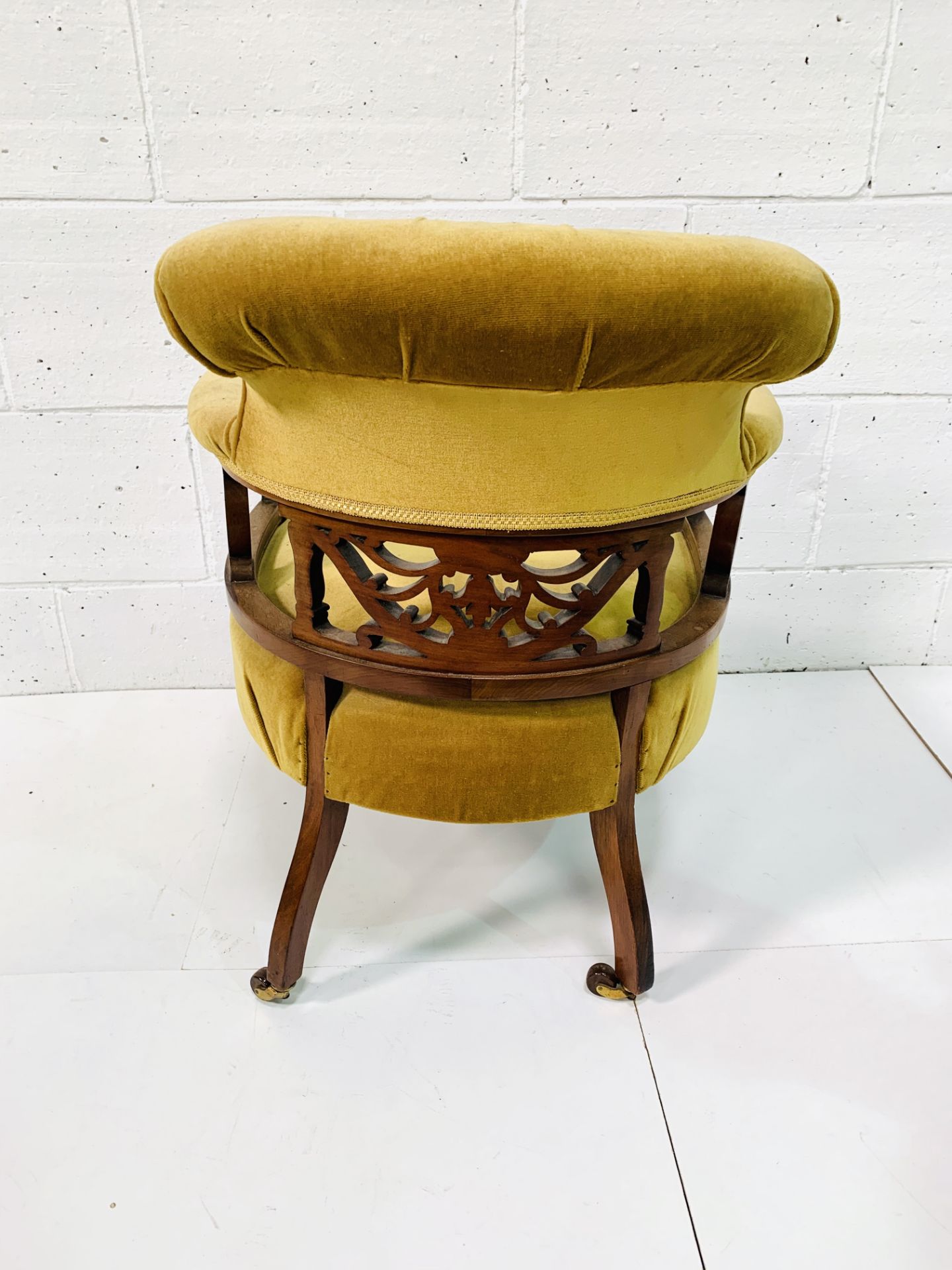 Mahogany yellow buttoned velvet upholstered open arm chair with decorative splat. - Image 6 of 6