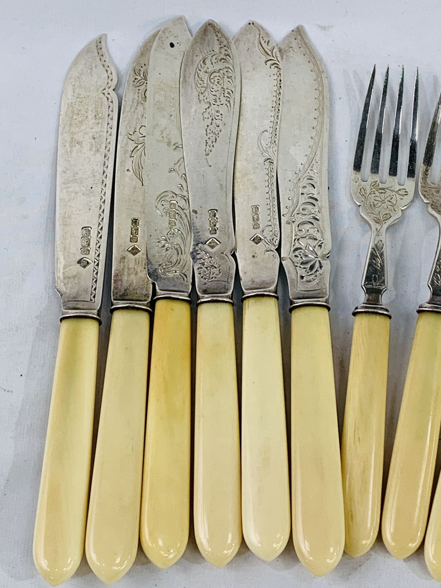 A Harlequin set of 6 pairs of mid Victorian bone handled fish knives and forks - Image 2 of 3