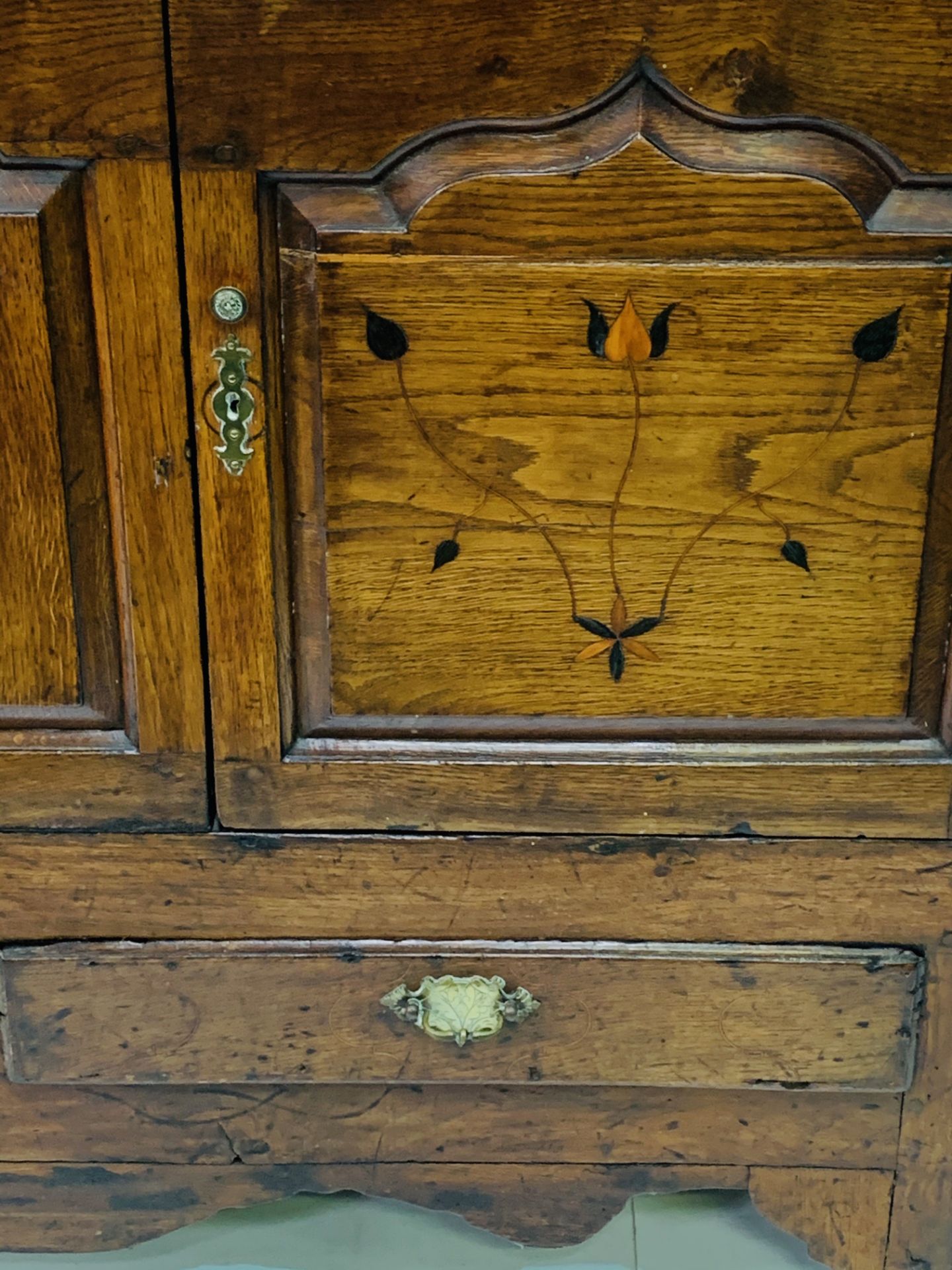 Oak sideboard with decorative inlaid door fronts and panel - Image 4 of 8