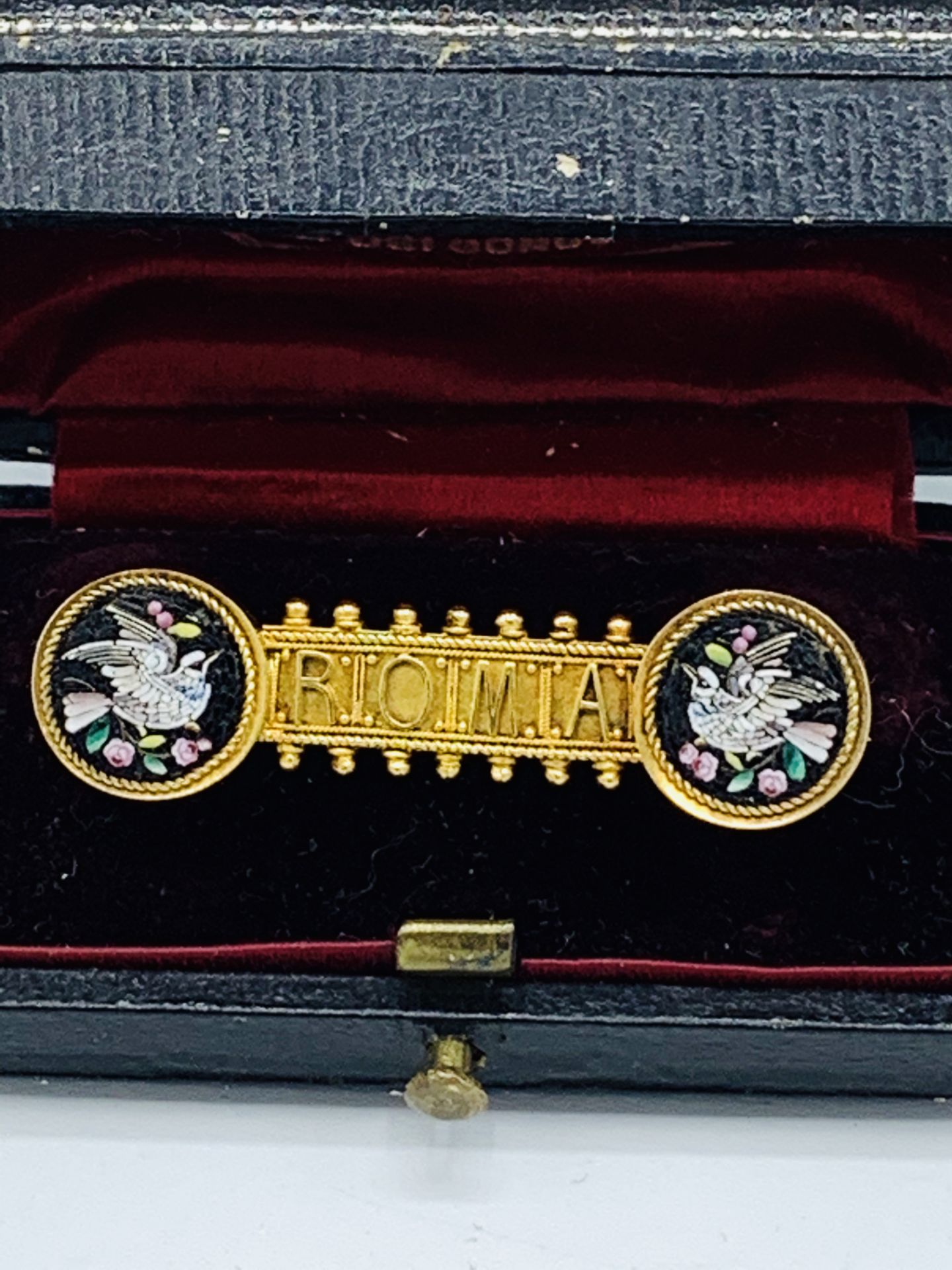 Gold brooch with the word 'Roma' stamped between two enamel mosaic birds. In original box . - Image 2 of 7