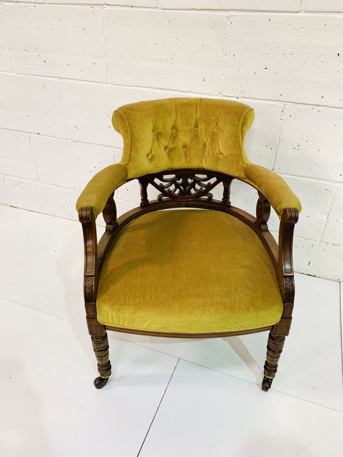 Mahogany yellow buttoned velvet upholstered open arm chair with decorative splat. - Bild 2 aus 6