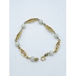 14kt gold and pearl bracelet.