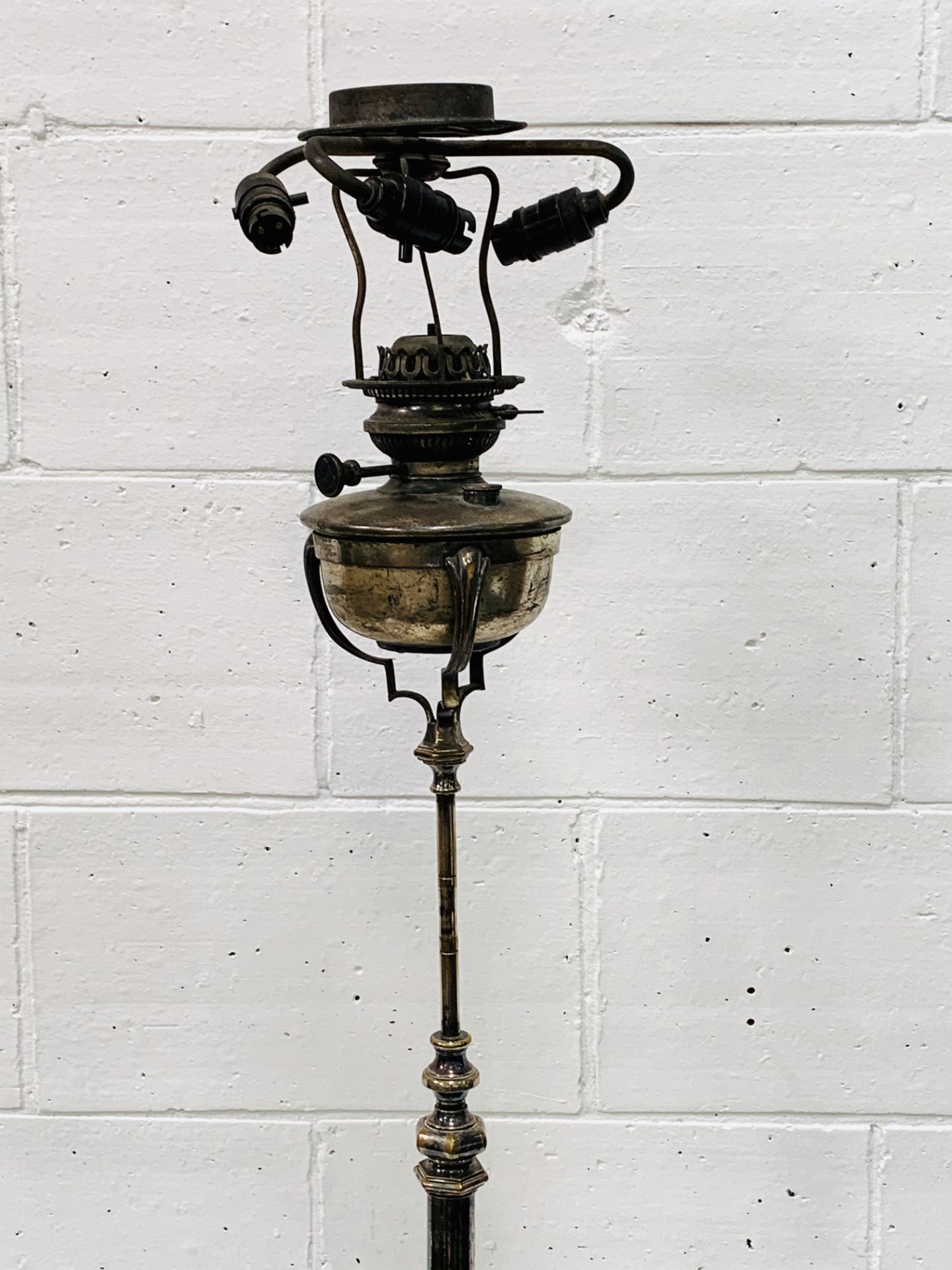 Decorative silver plate on brass floor standing oil lamp, converted to electricity - Image 4 of 5