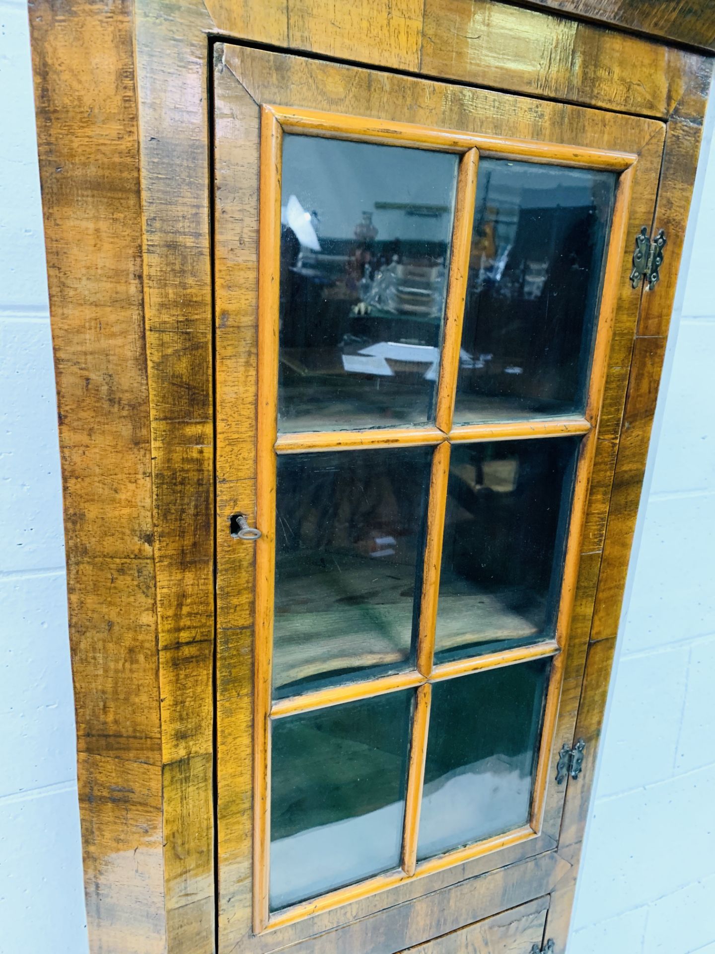 Walnut corner cabinet with glazed cupboard top and shape fronted shelves above cupboard. - Image 7 of 7