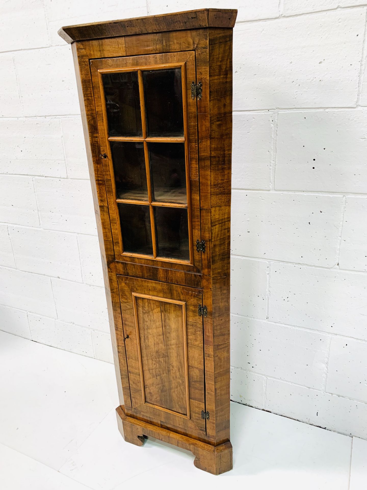 Walnut corner cabinet with glazed cupboard top and shape fronted shelves above cupboard. - Image 2 of 7