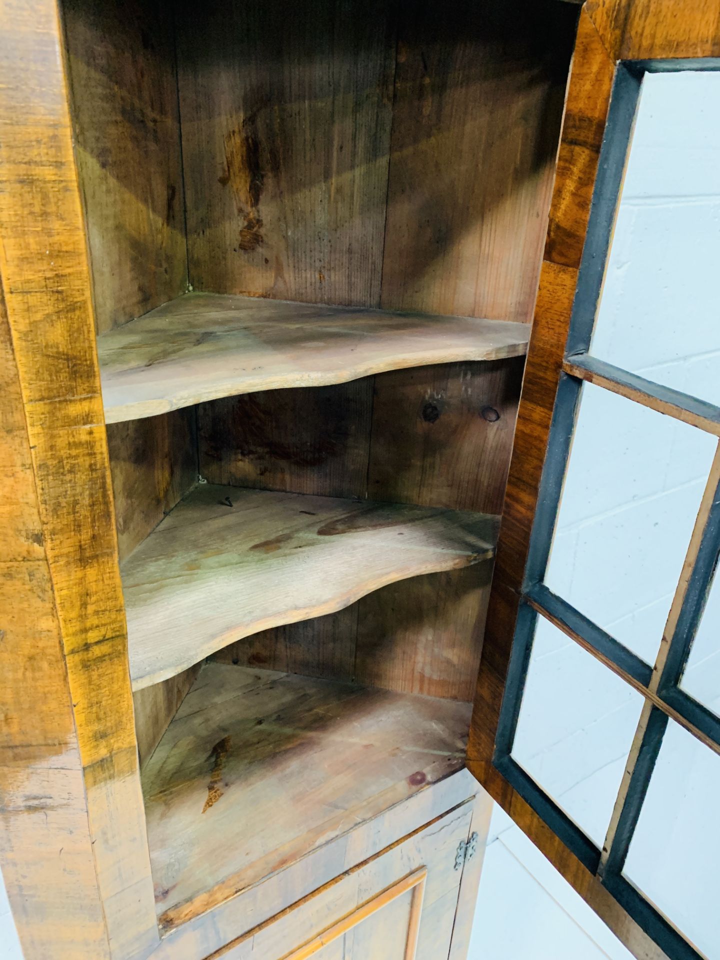 Walnut corner cabinet with glazed cupboard top and shape fronted shelves above cupboard. - Image 4 of 7