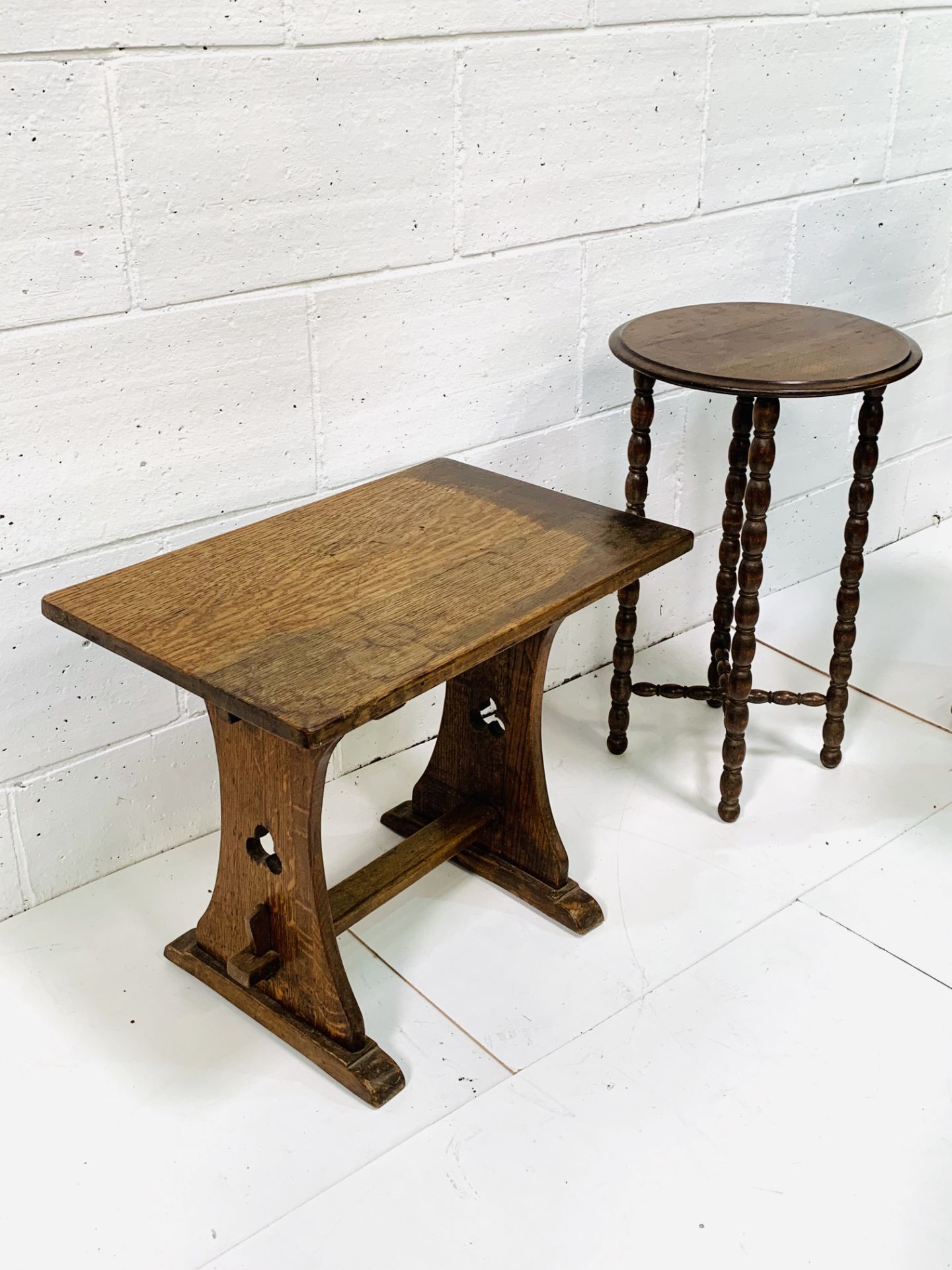 Oak pegged low table with stretcher, together with a mahogany circular display table. - Image 3 of 3